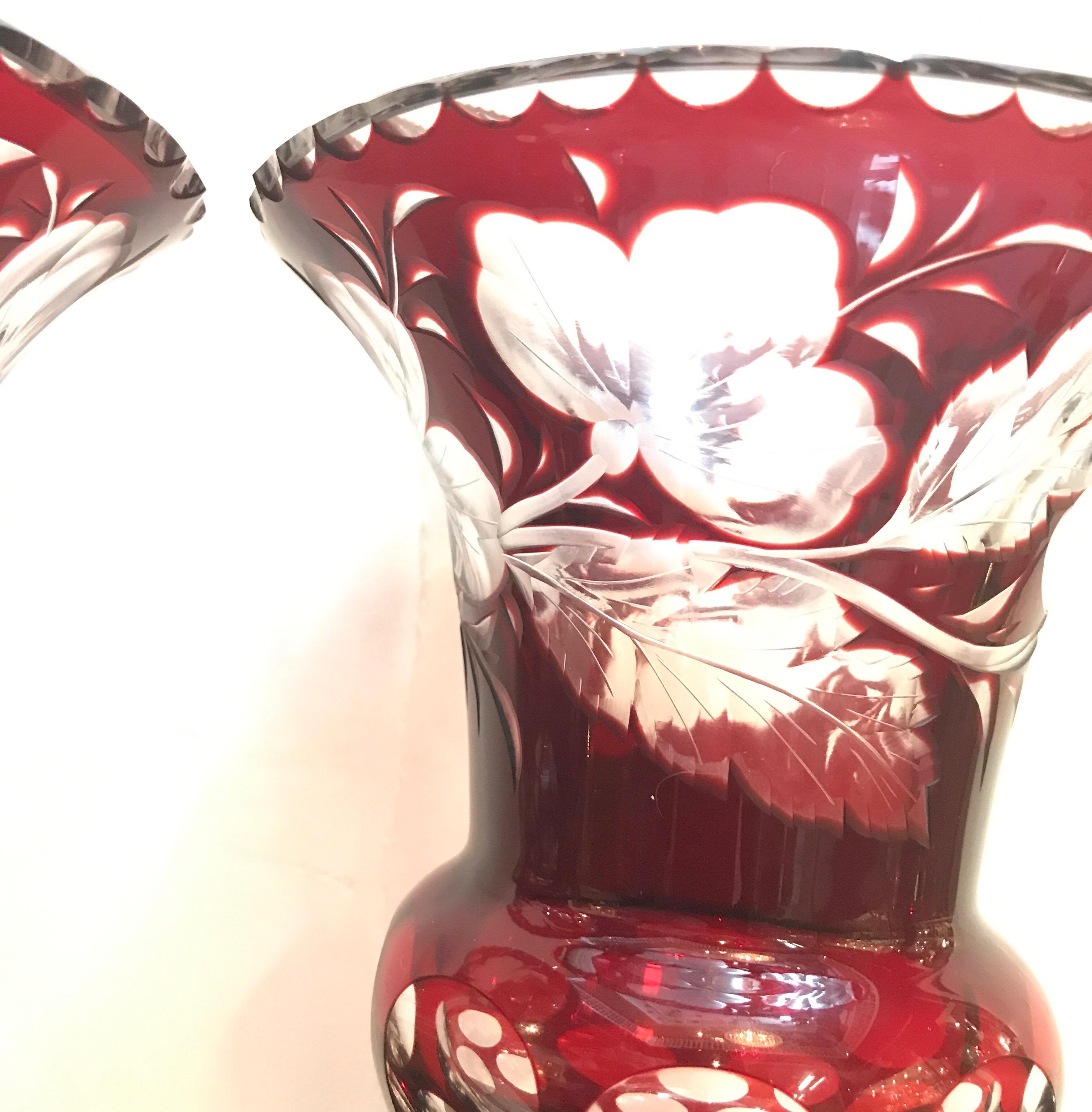 Paire d'urnes campanaires en verre rubis intaglao taillé et transparent en vente 2