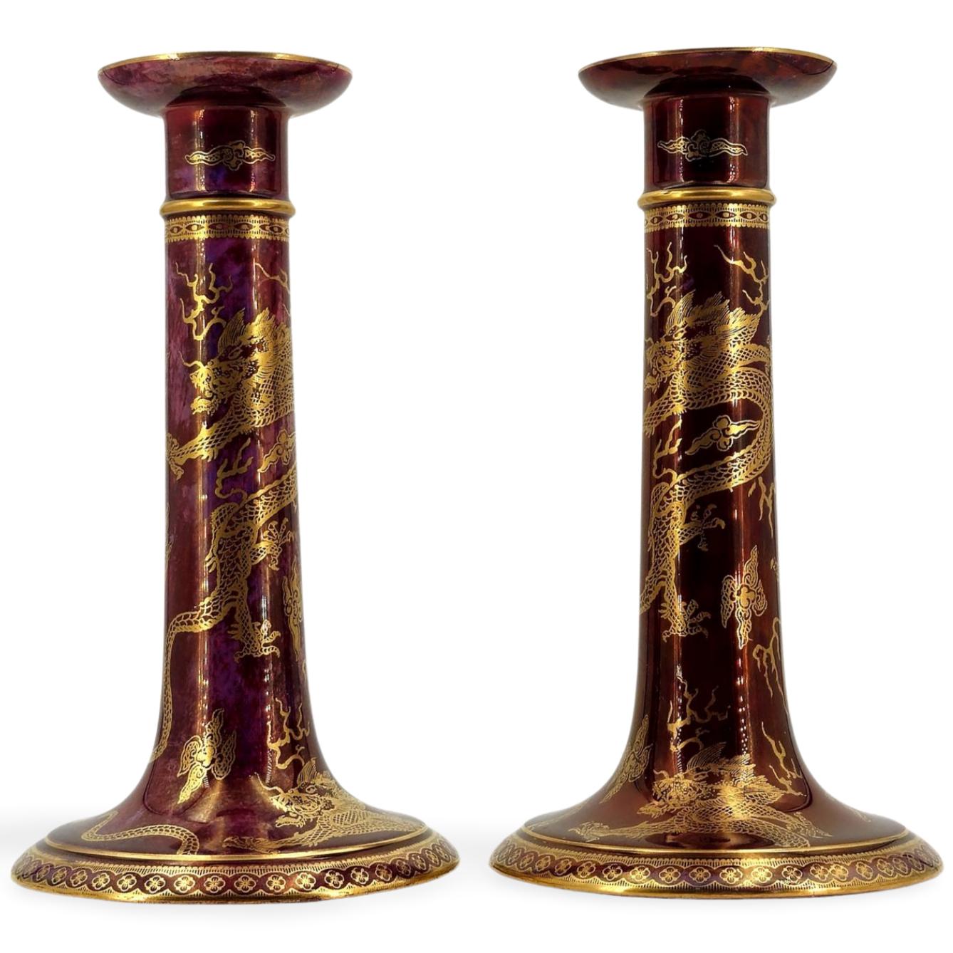 Un par de candelabros, de porcelana china con dragones dorados sobre fondo de reflejo metálico rubí.

Probablemente la mejor de las diseñadoras de Wedgwood, Daisy era un personaje excéntrico, que se abrió camino en un mundo dominado por los hombres