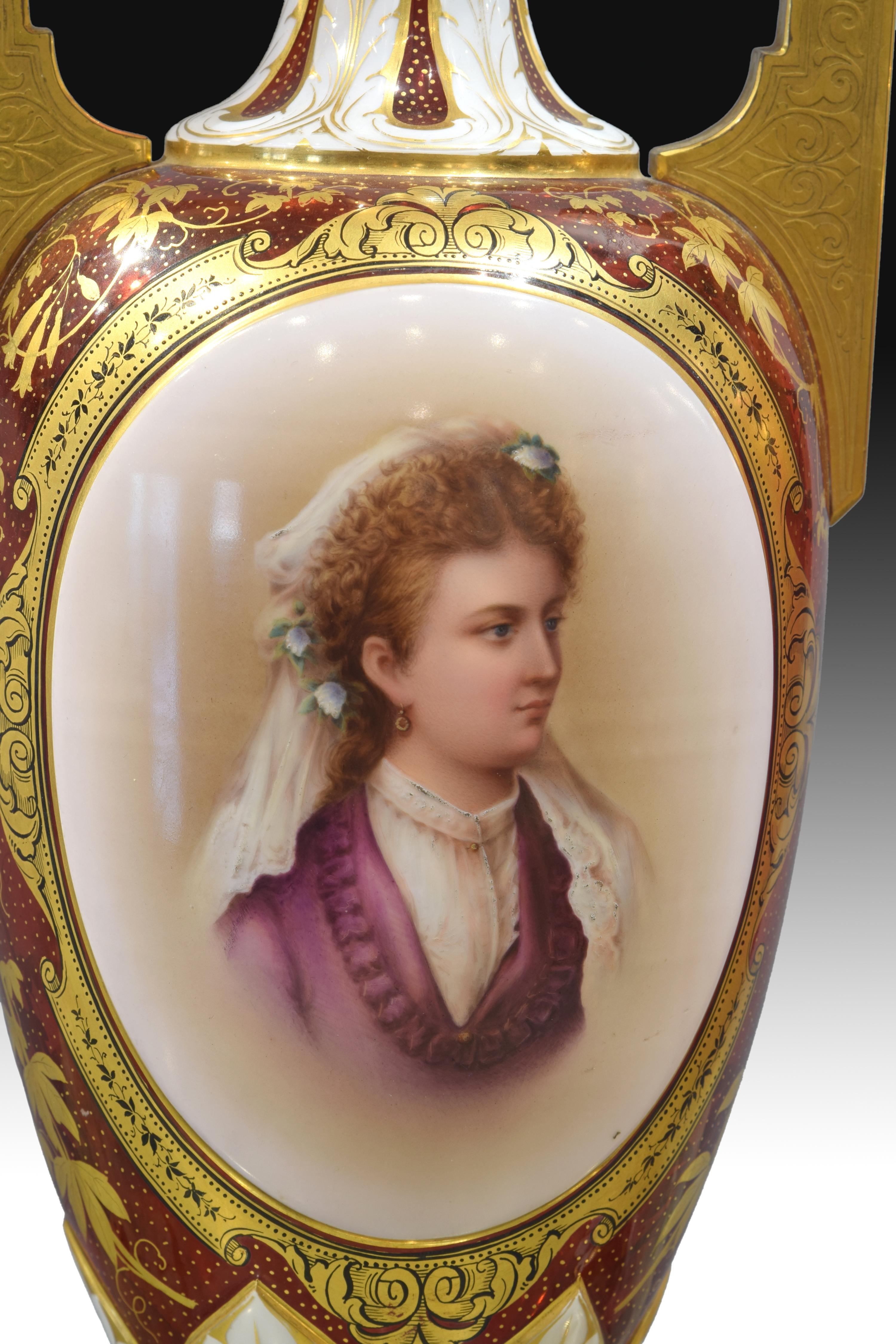Pair of Ruby Red Glass Urns with Portraits, Bohemia, 19th Century In Good Condition For Sale In Madrid, ES