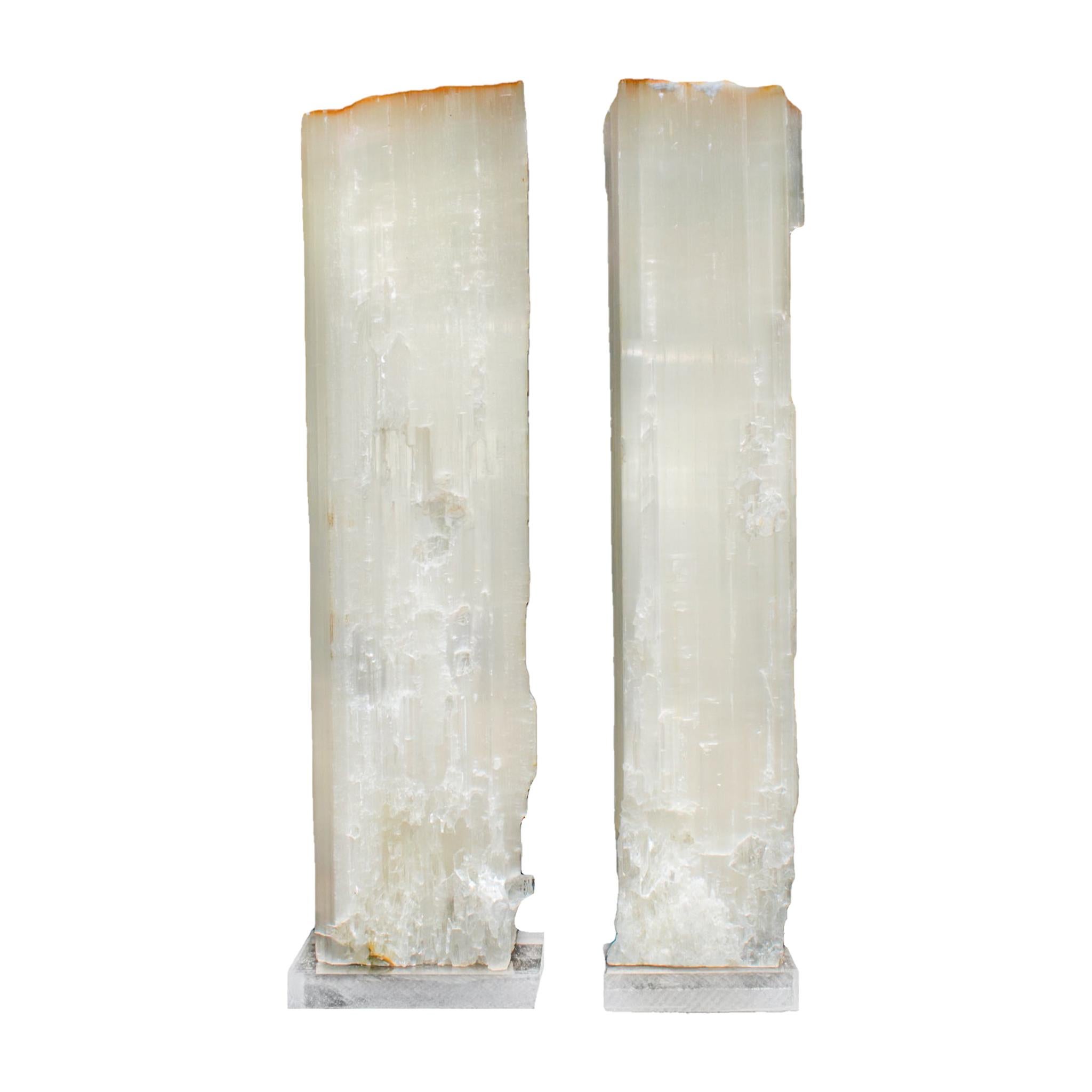 Paire de Ruler Selenite sur socle en lucite