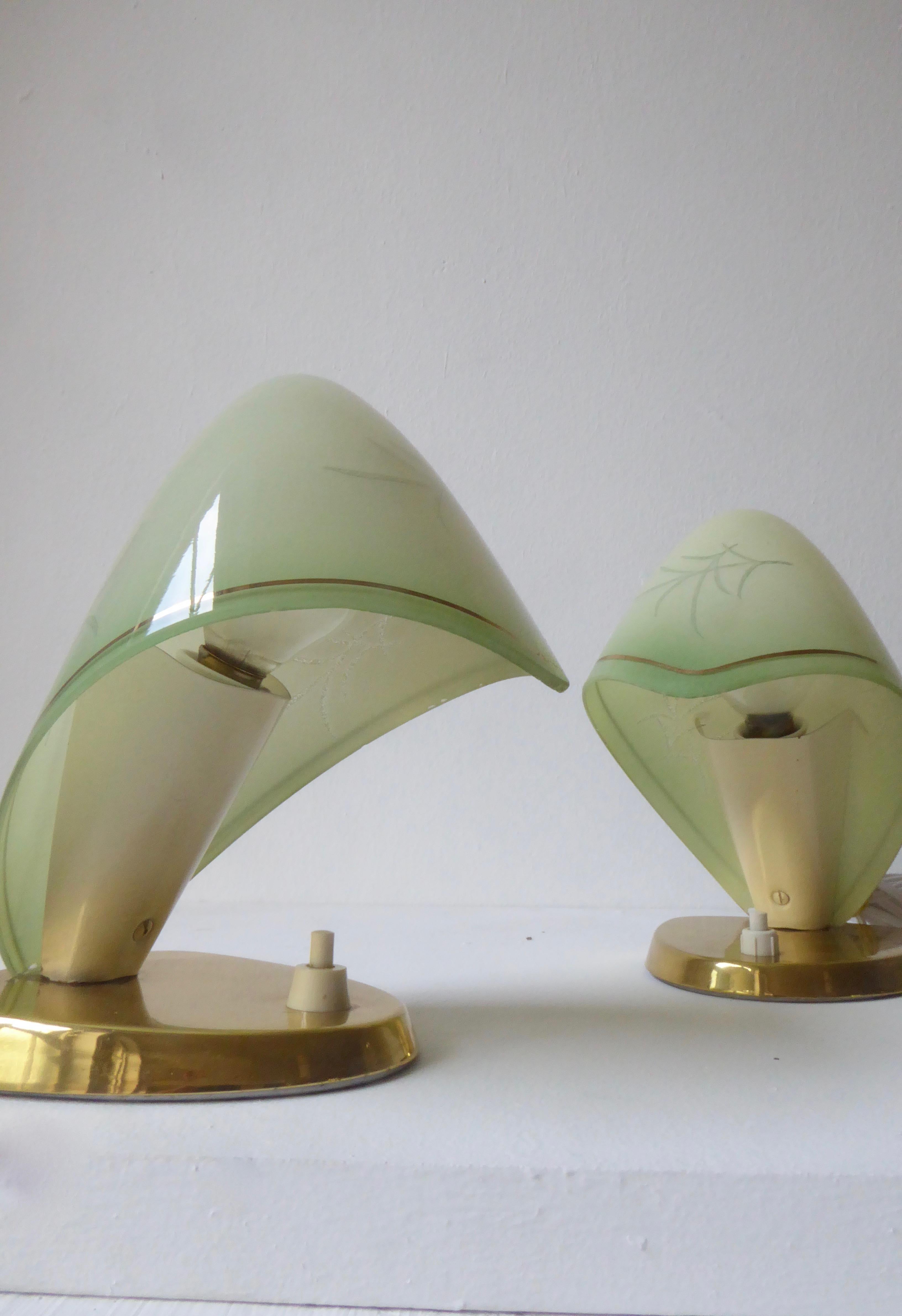 A pair table lamps (2) from the 1950s, modell called Nonnenhaube (coif). Made by Rupert Nikoll Austria. New electrified. With Nikoll sticker on the back. Brass, metall and shades in glass.