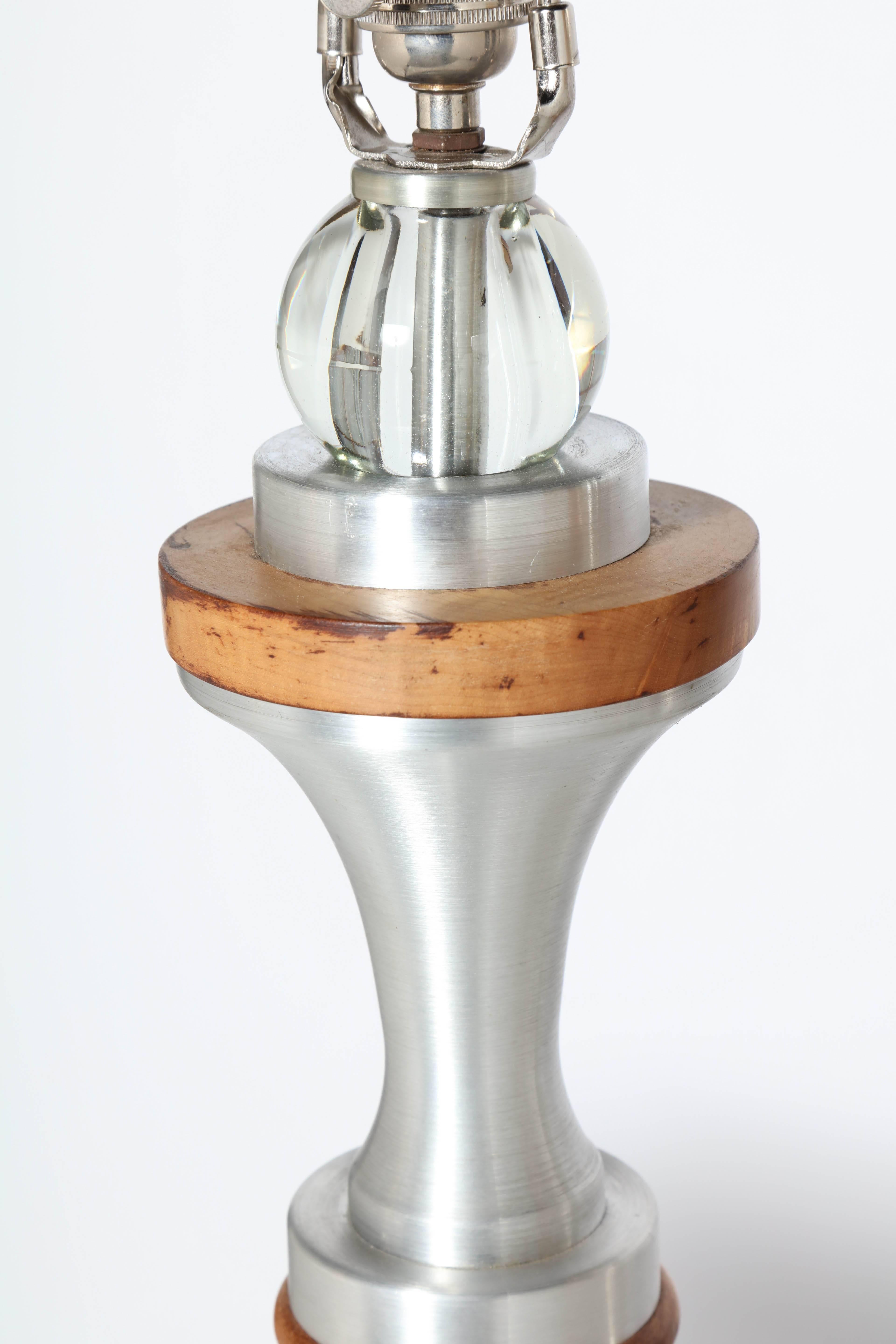 Milieu du XXe siècle Paire de lampes de bureau Russel Wright en aluminium filé, érable et boule de cristal, années 1950