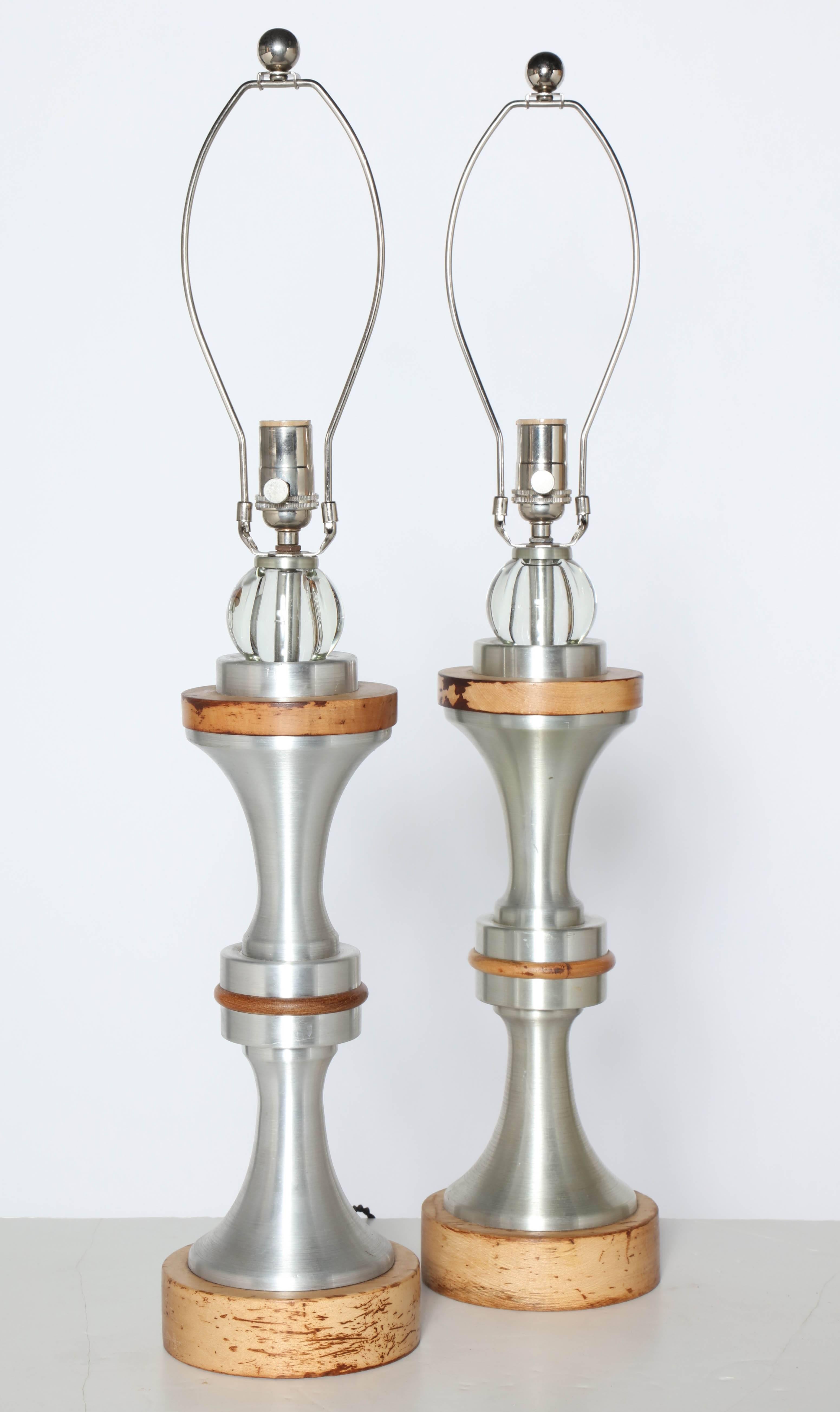Paire de lampes de bureau Russel Wright en aluminium filé, érable et boule de cristal, années 1950 1