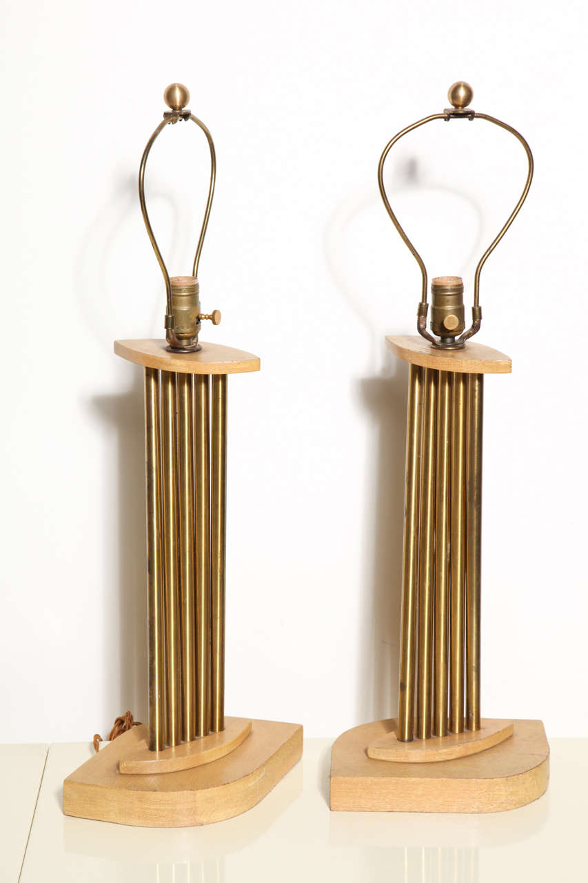 Pareja de lámparas de mesa en acordeón de roble blanqueado y latón estilo Russel Wright, años 50 Estadounidense en venta