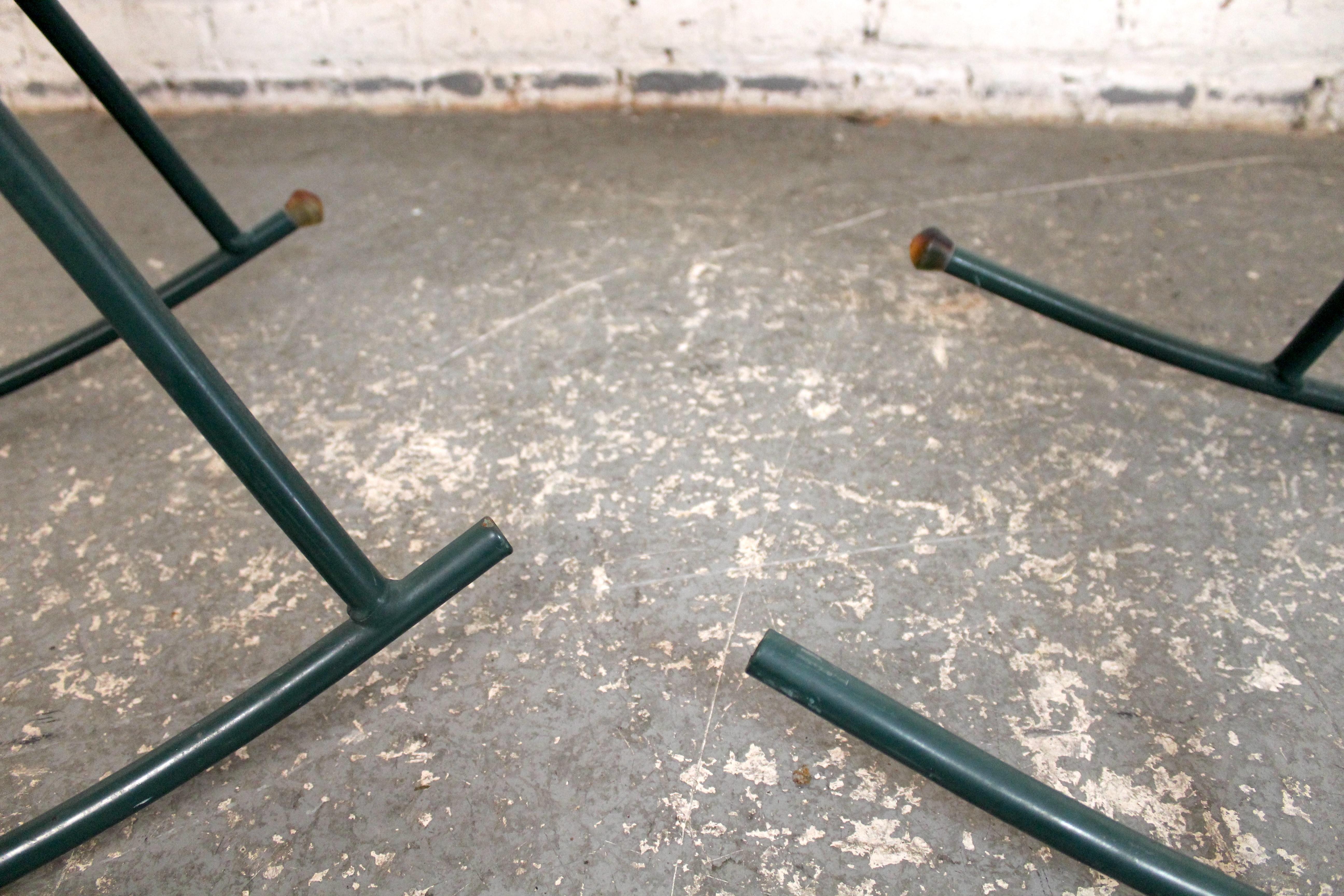 Coppia di poltrone da giardino a dondolo Russell Woodard in vendita 7