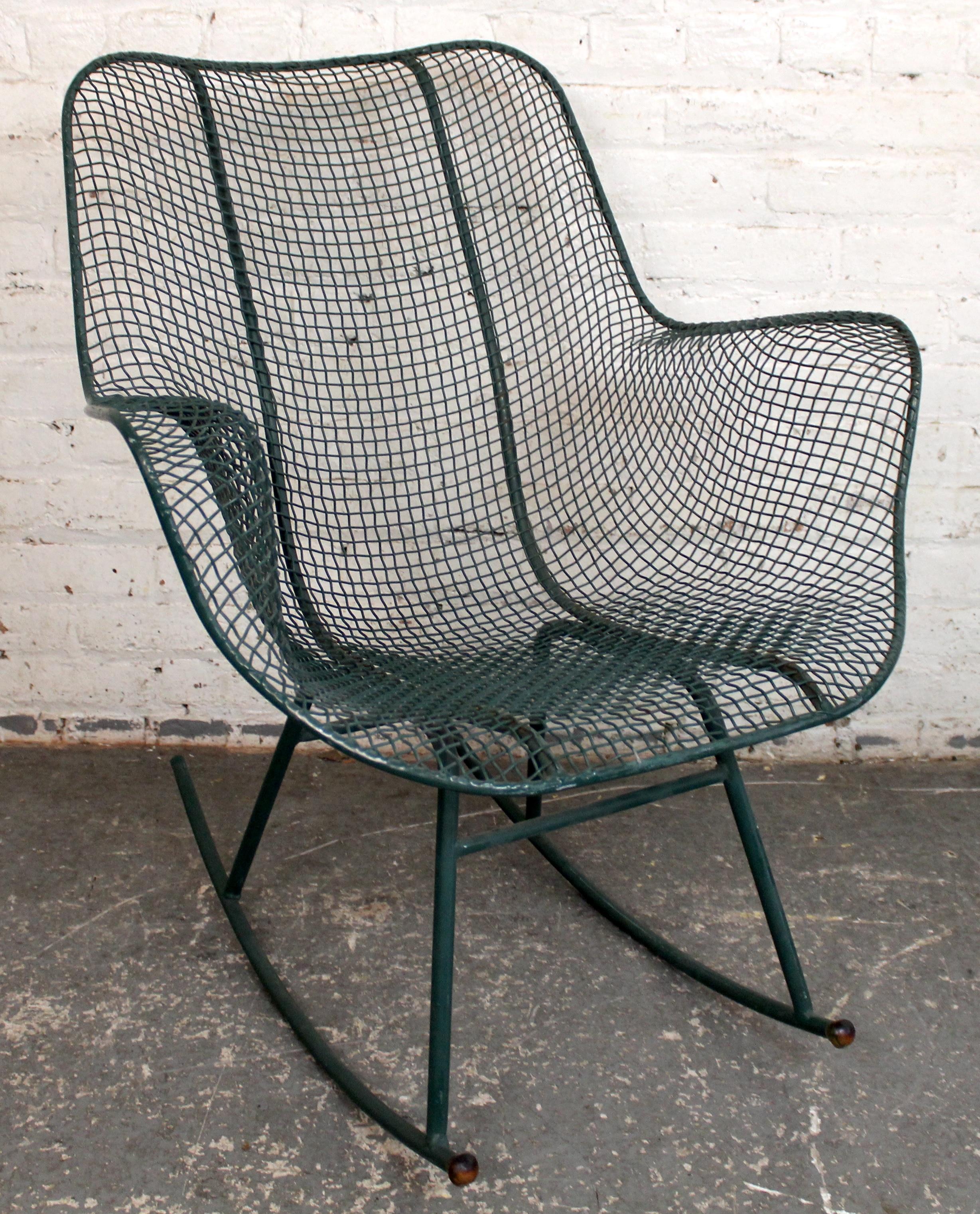 Coppia di poltrone da giardino a dondolo Russell Woodard in vendita 8