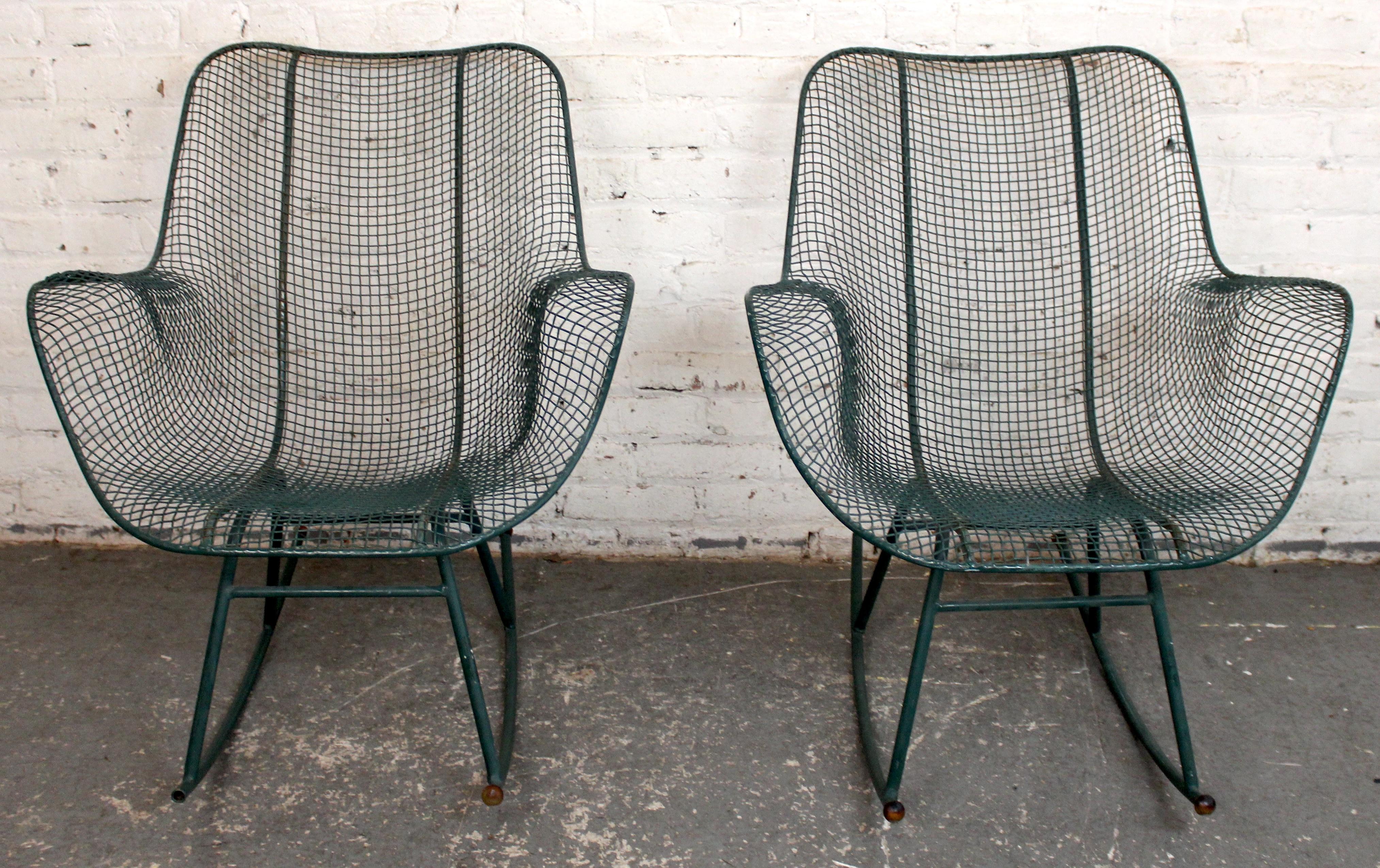 Mid-Century moderno Coppia di poltrone da giardino a dondolo Russell Woodard in vendita