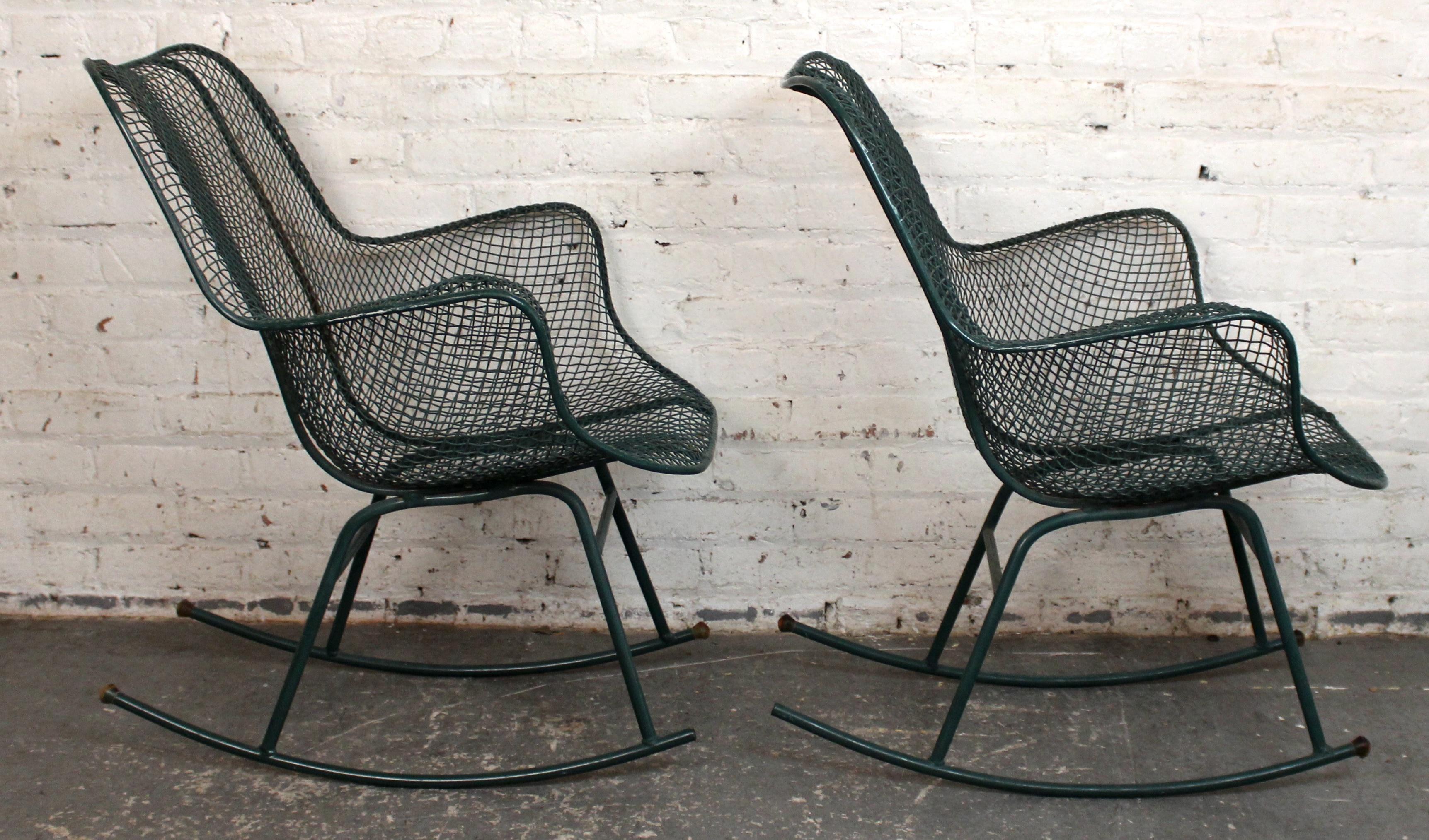 Americano Coppia di poltrone da giardino a dondolo Russell Woodard in vendita