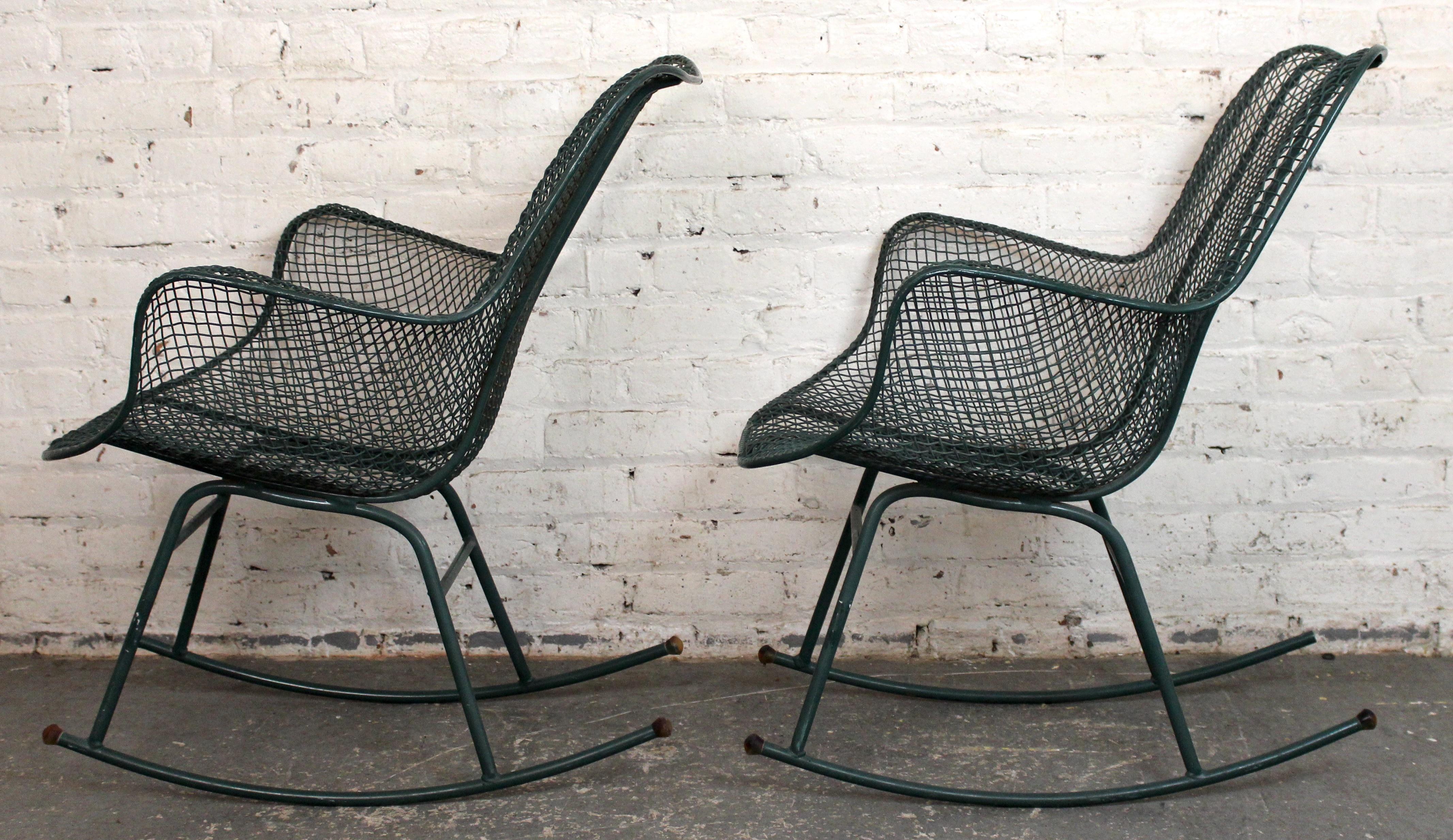 Coppia di poltrone da giardino a dondolo Russell Woodard In condizioni buone in vendita a Brooklyn, NY
