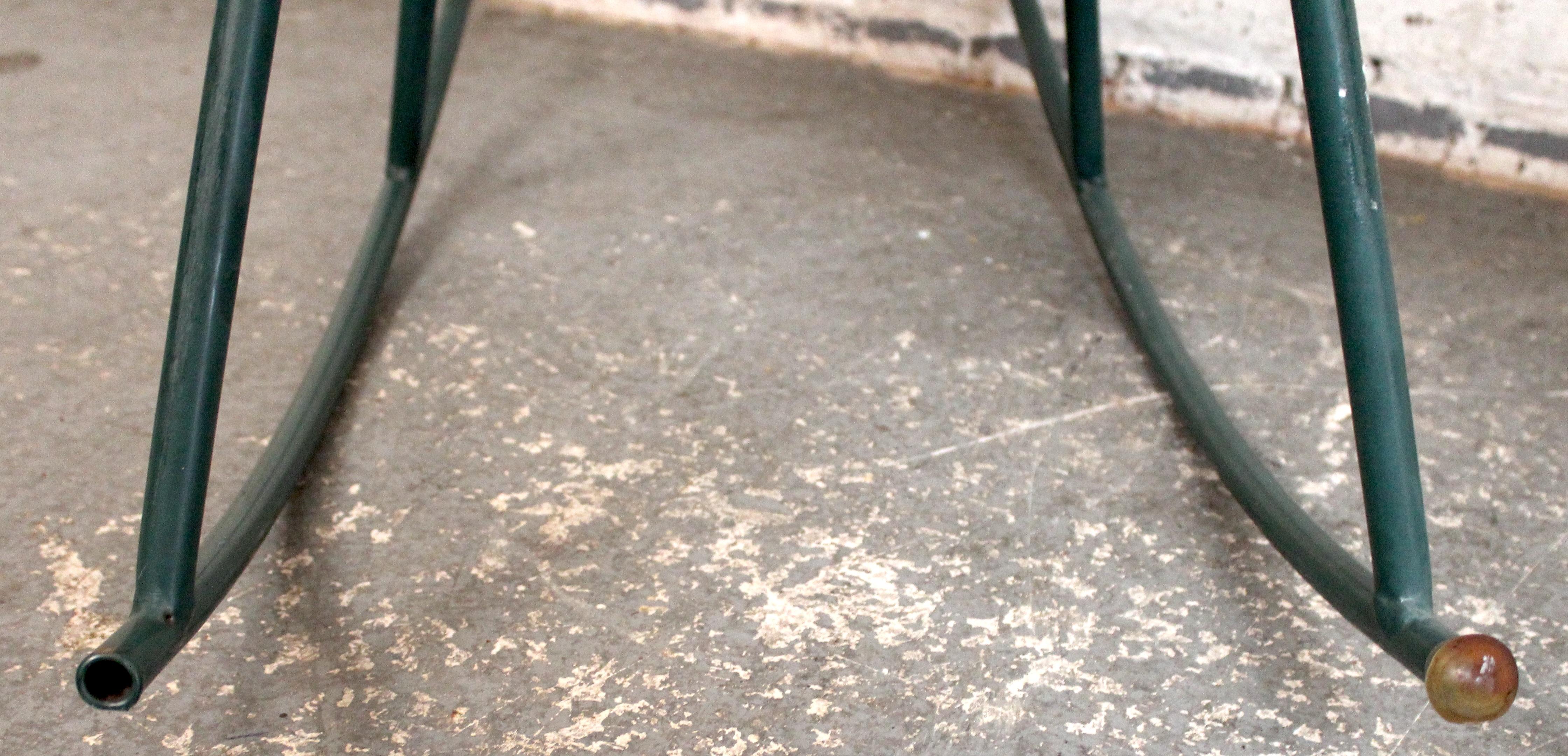 Ferro battuto Coppia di poltrone da giardino a dondolo Russell Woodard in vendita