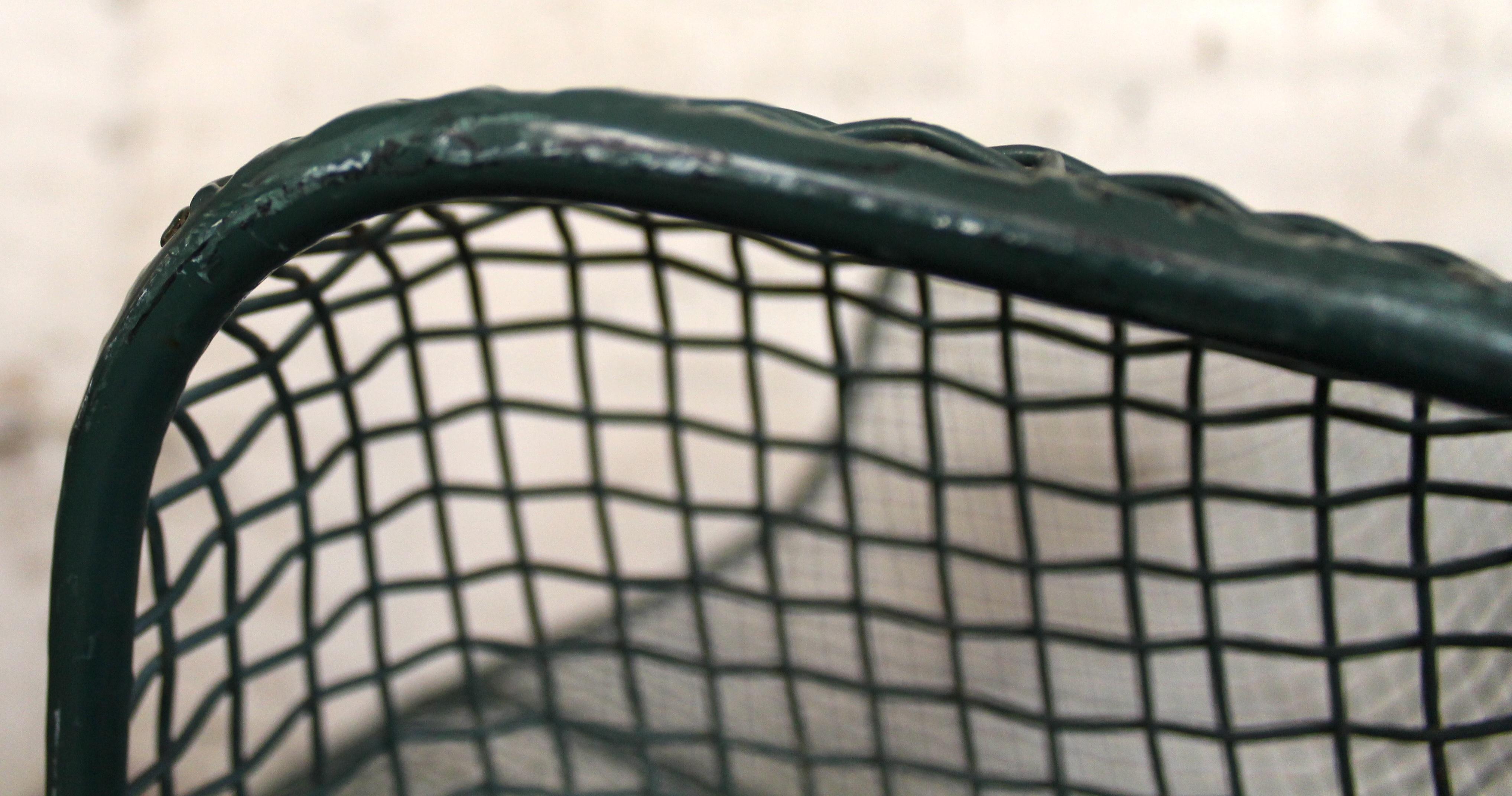 Coppia di poltrone da giardino a dondolo Russell Woodard in vendita 2