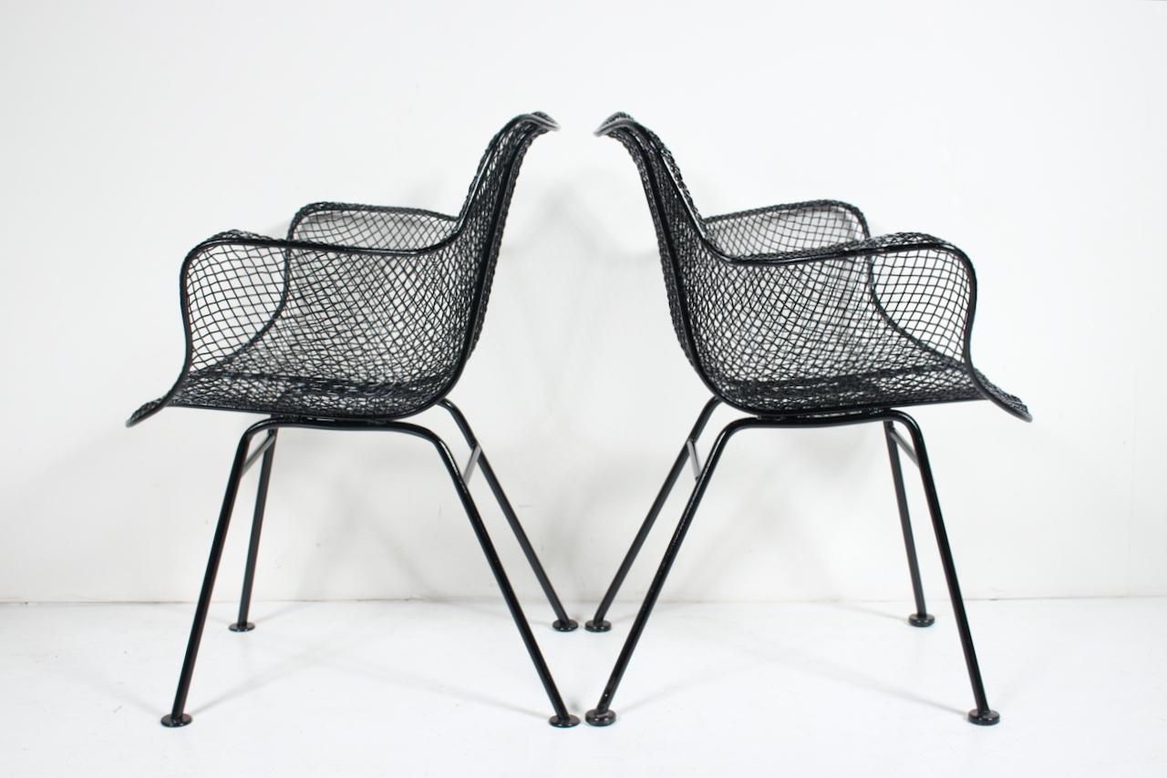 Ensemble de 8 fauteuils de salle à manger en maille de fer noir Russell Woodard 