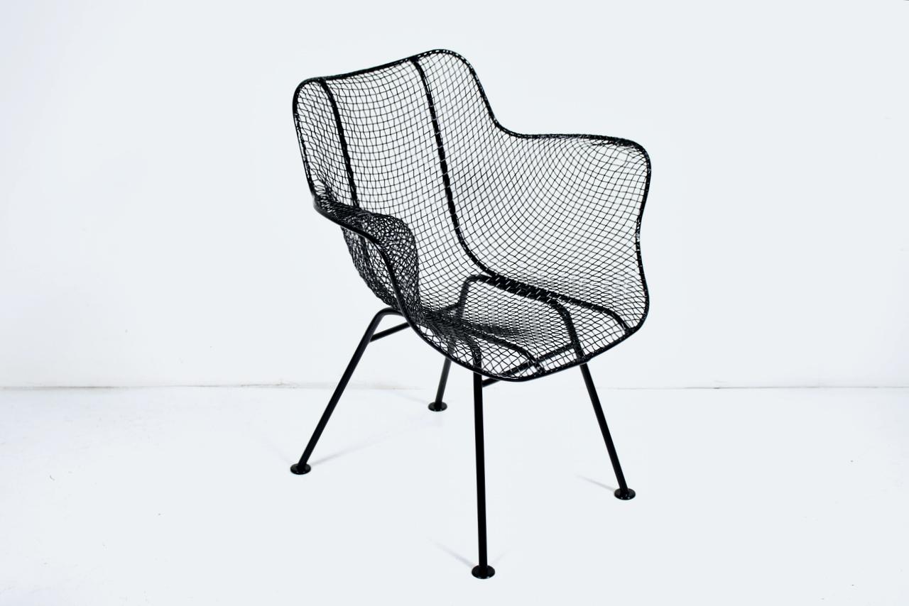 Ensemble de 8 fauteuils de salle à manger en maille de fer noir Russell Woodard 