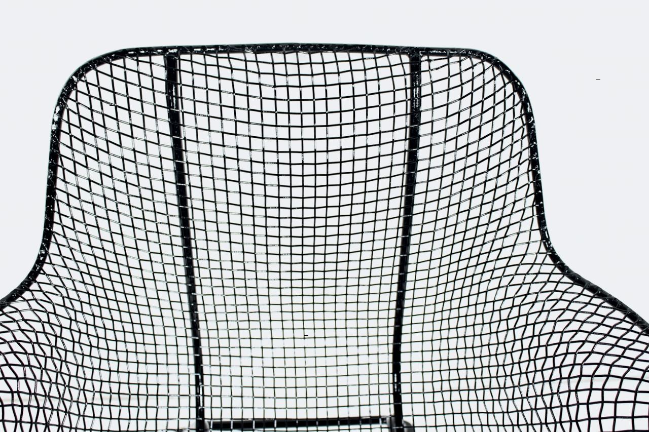 Ensemble de 8 fauteuils de salle à manger en maille de fer noir Russell Woodard 