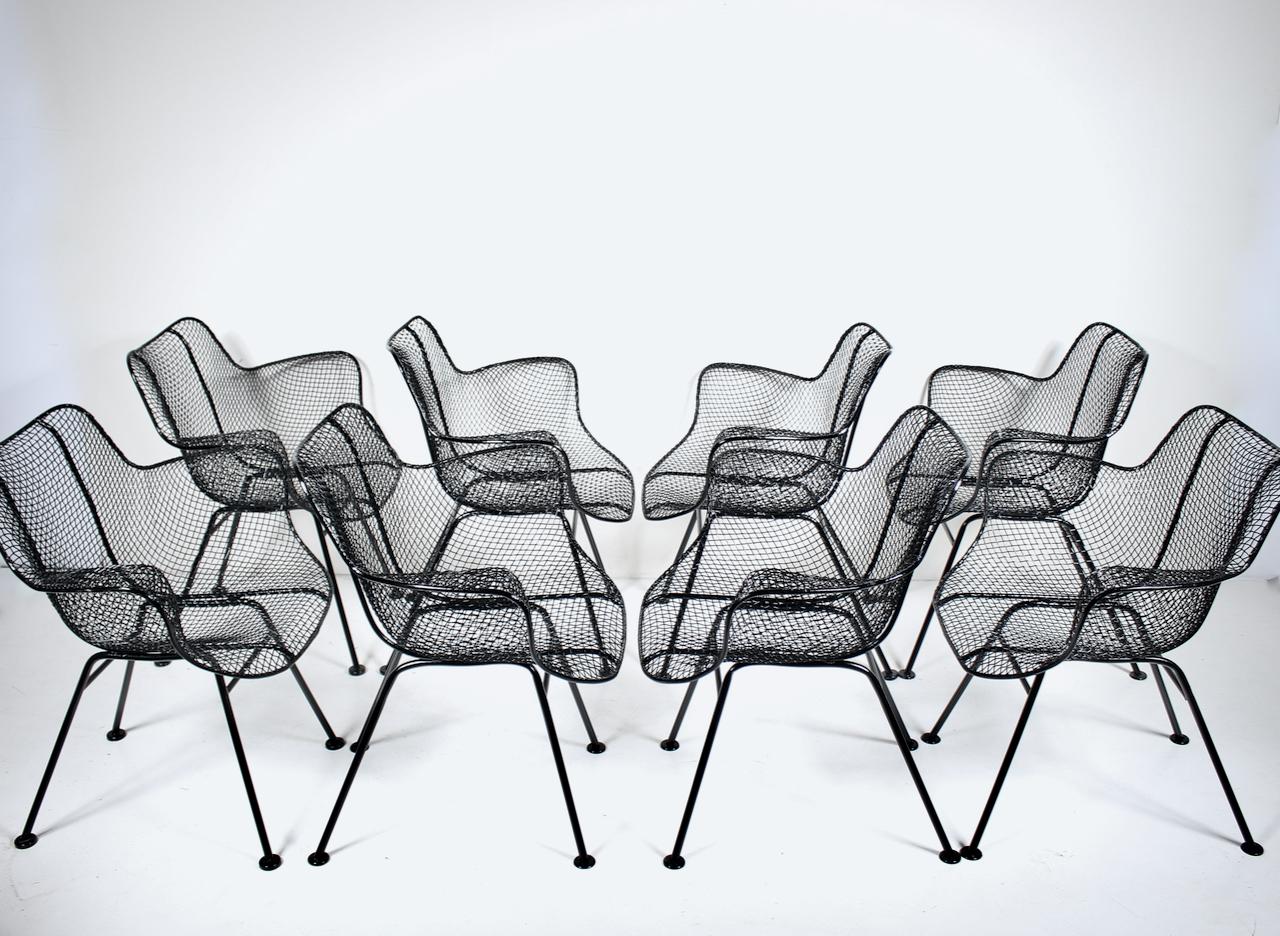 Mid-Century Modern Ensemble de 8 fauteuils de salle à manger en maille de fer noir Russell Woodard 