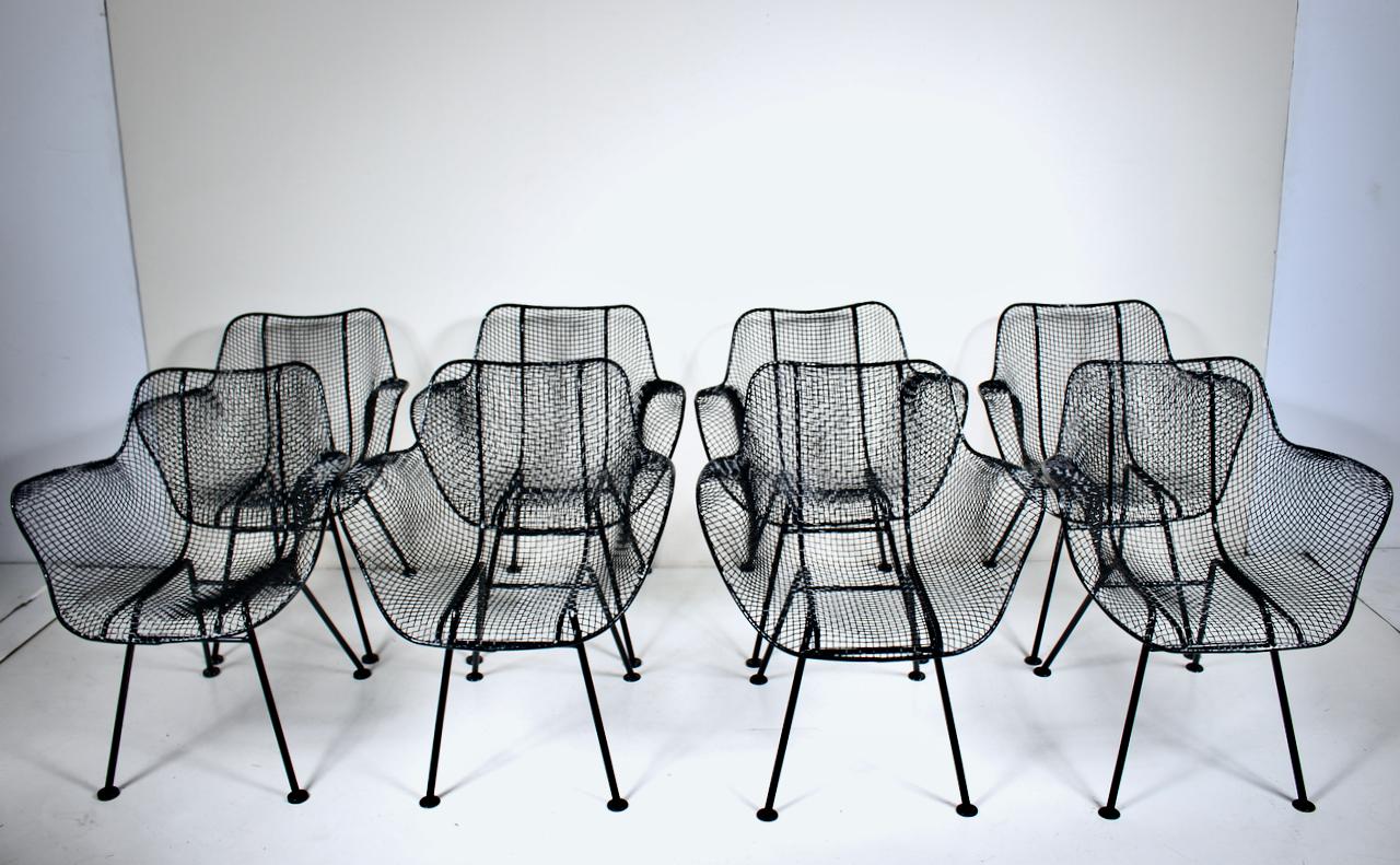 Émaillé Ensemble de 8 fauteuils de salle à manger en maille de fer noir Russell Woodard 