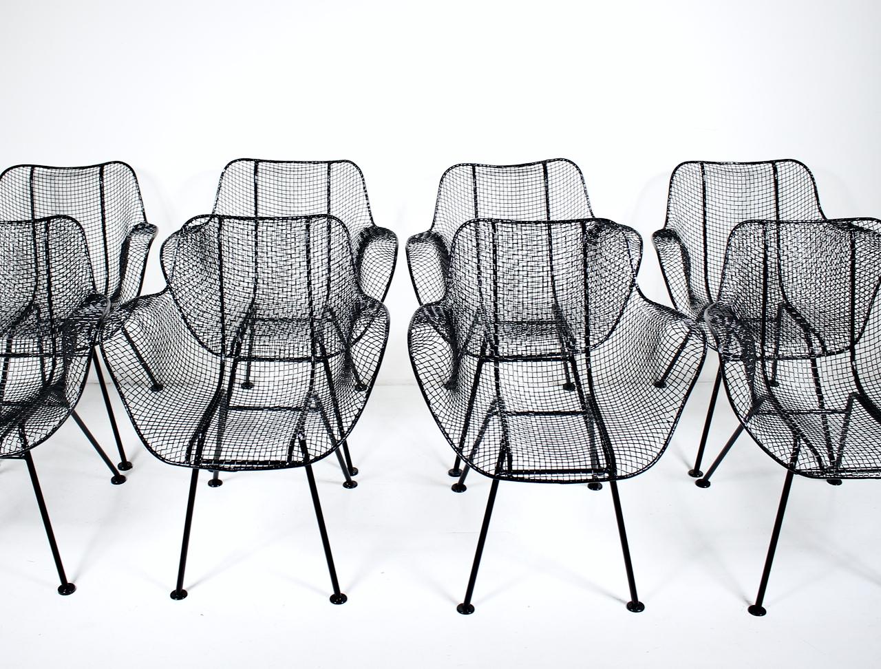 Ensemble de 8 fauteuils de salle à manger en maille de fer noir Russell Woodard 