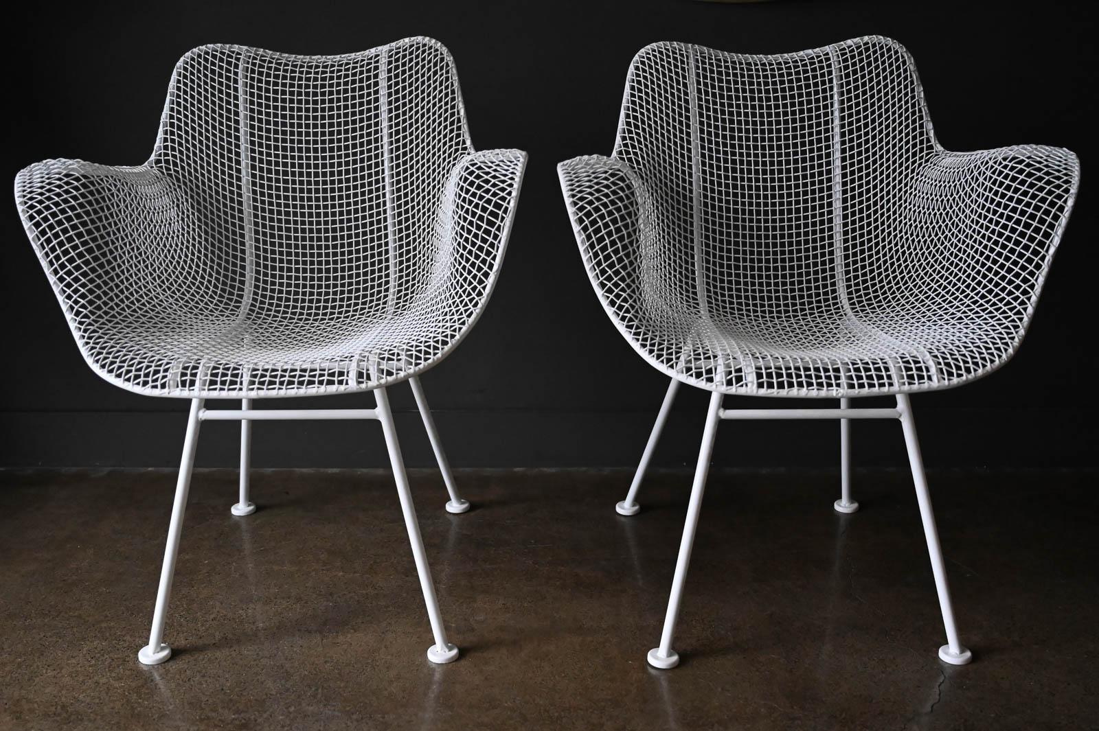 Powder-Coated Pair of Russell Woodard Sculptura Outdoor Chairs, ca. 1950 For Sale
