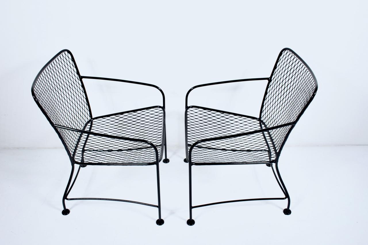 Mid-Century Modern Pair of Russell Woodard Style Black Wrought Iron Lounge Chairs, 1960's For Sale
