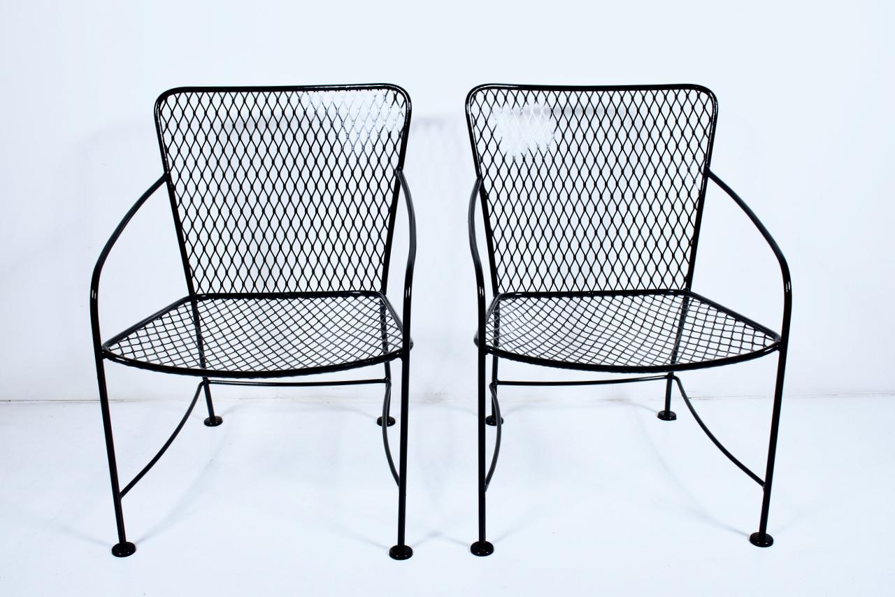 20th Century Pair of Russell Woodard Style Black Wrought Iron Lounge Chairs, 1960's For Sale