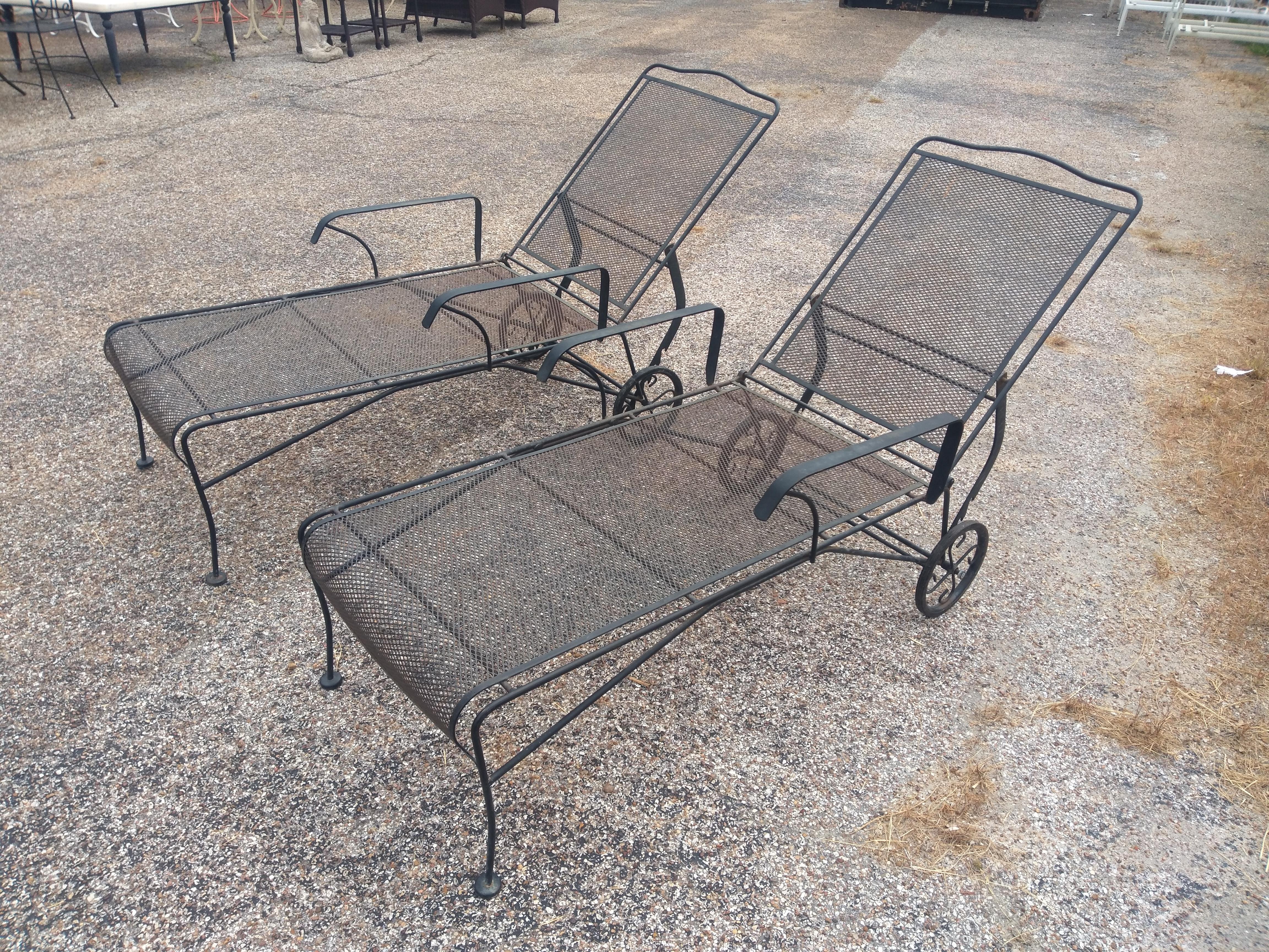 Coppia di chaise longue in rete in stile Russell Woodard in vendita 1