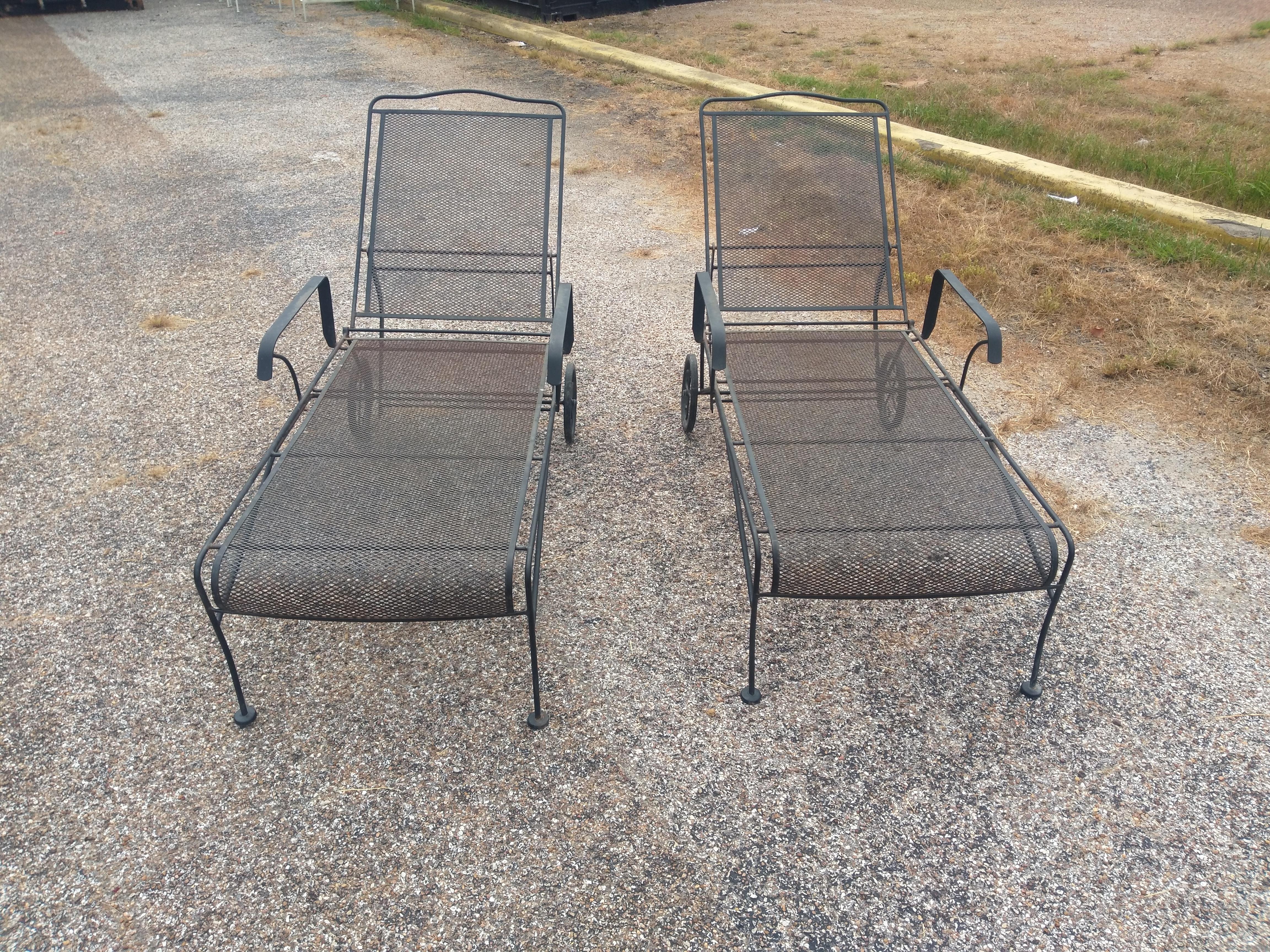Coppia di chaise longue in rete in stile Russell Woodard in vendita 2