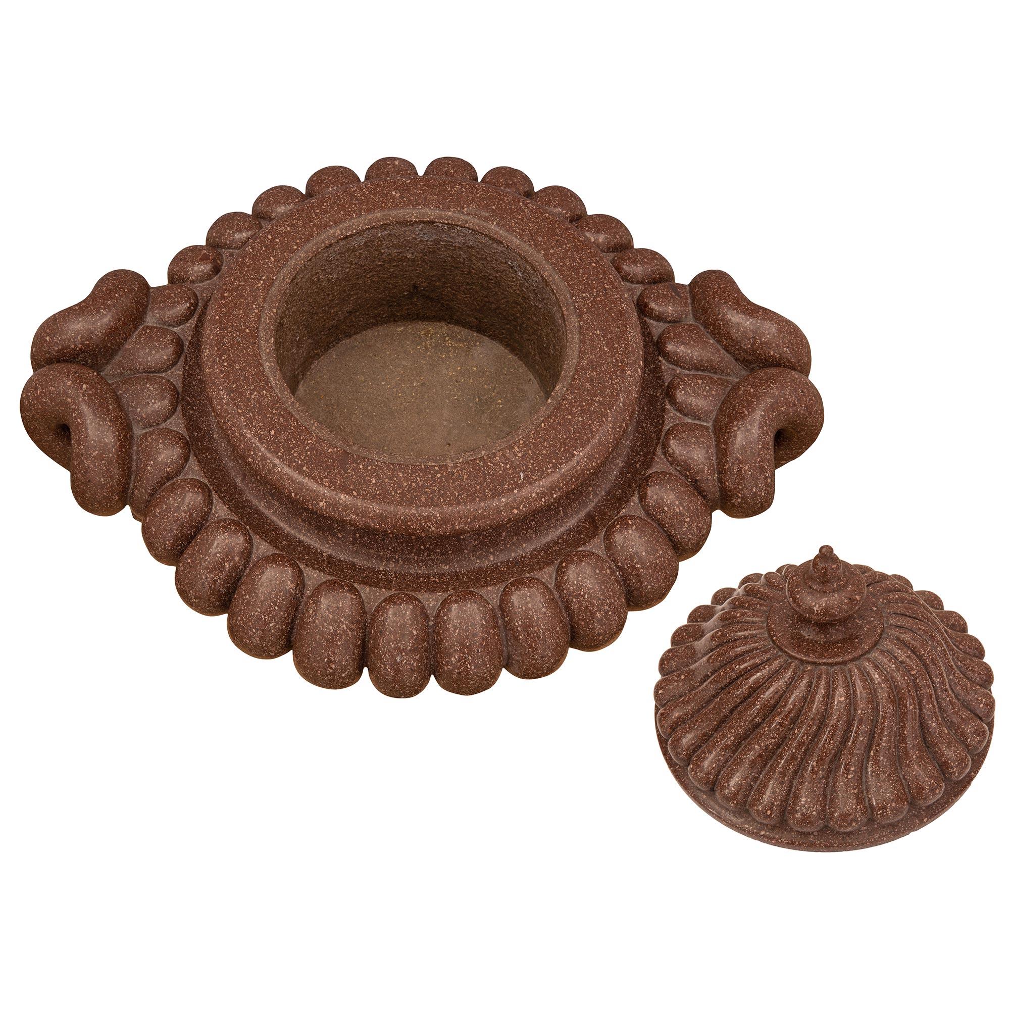 Una coppia sensazionale e di altissima qualità di urne neoclassiche russe del XIX secolo. Porfido imperiale del XIX secolo. Ogni urna è sollevata da una raffinata base circolare con un elegante bordo screziato. I corpi stupefacenti mostrano disegni