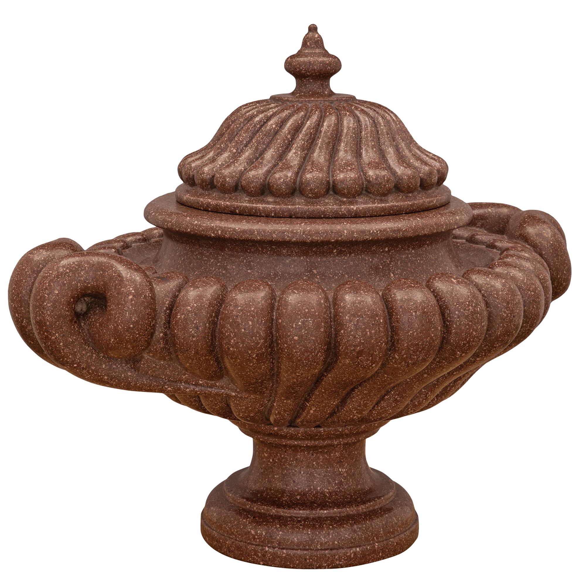 Néoclassique Paire d'urnes à couvercle en porphyre de style néo-classique russe du 19ème siècle de style impérial en vente