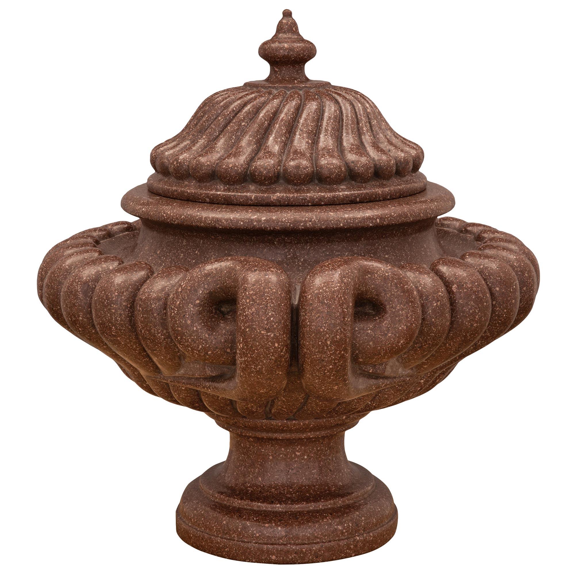 Russe Paire d'urnes à couvercle en porphyre de style néo-classique russe du 19ème siècle de style impérial en vente