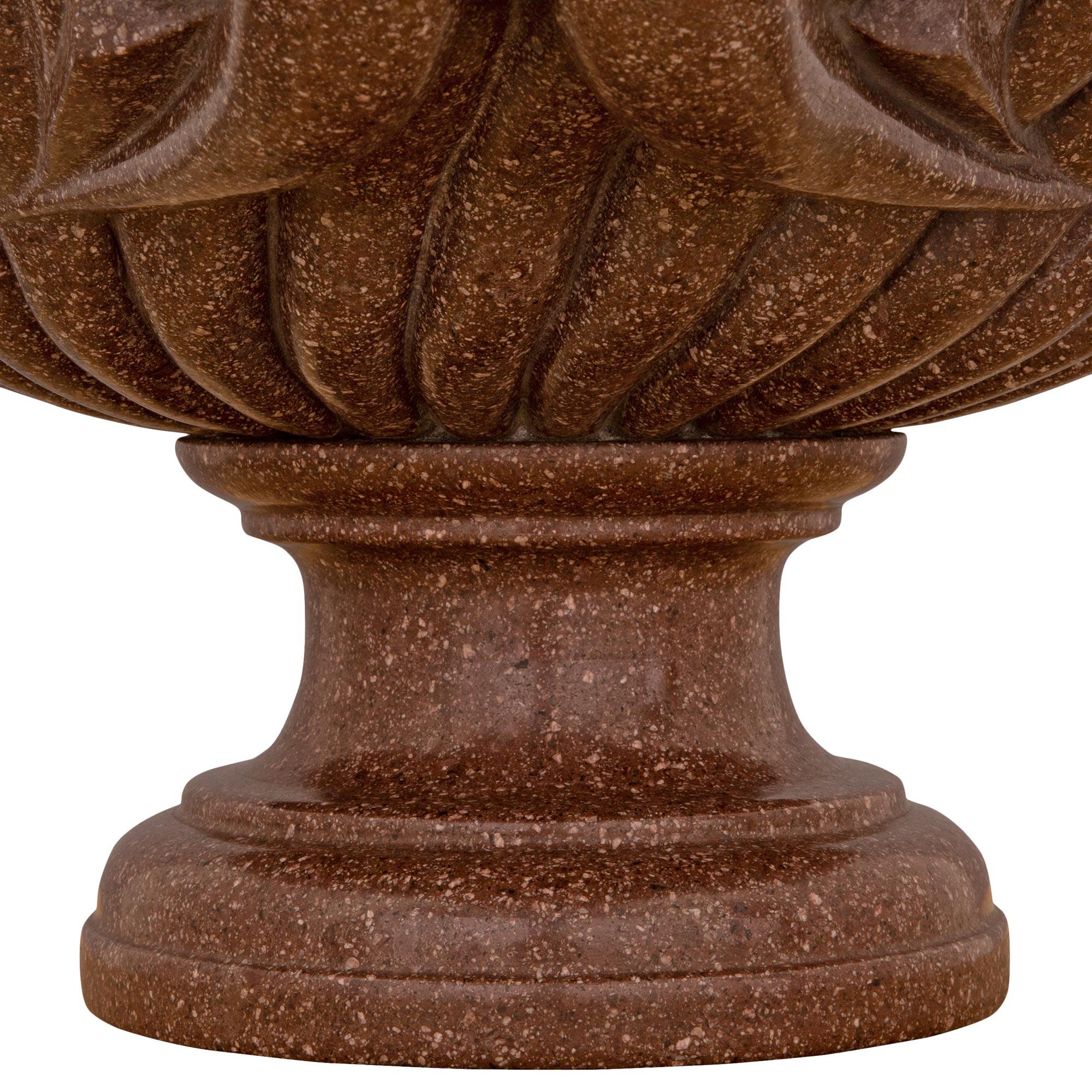Paire d'urnes à couvercle en porphyre de style néo-classique russe du 19ème siècle de style impérial en vente 2
