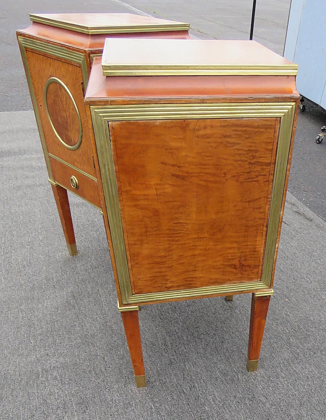 Pair of Russian Baltic Mahogany Brass Mounted Style Nightstands Tables In Good Condition In Swedesboro, NJ