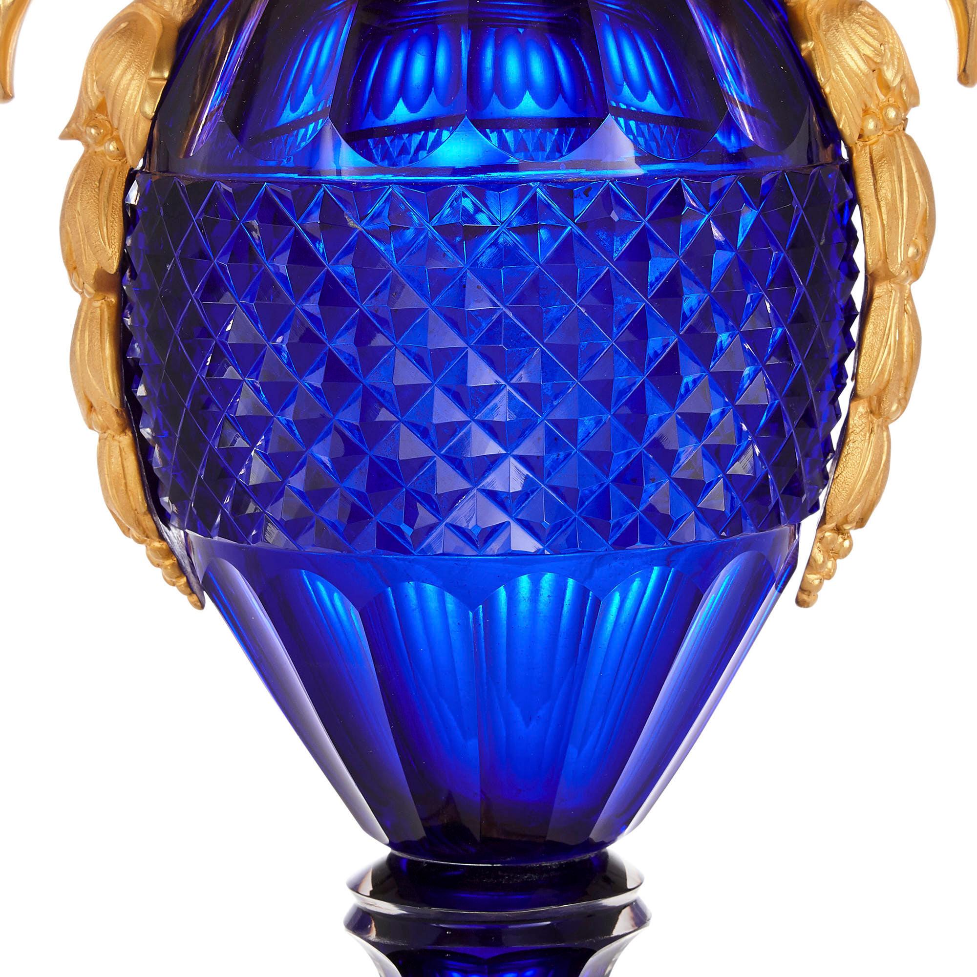 Doré Paire de vases russes en verre bleu taillé et bronze doré en vente