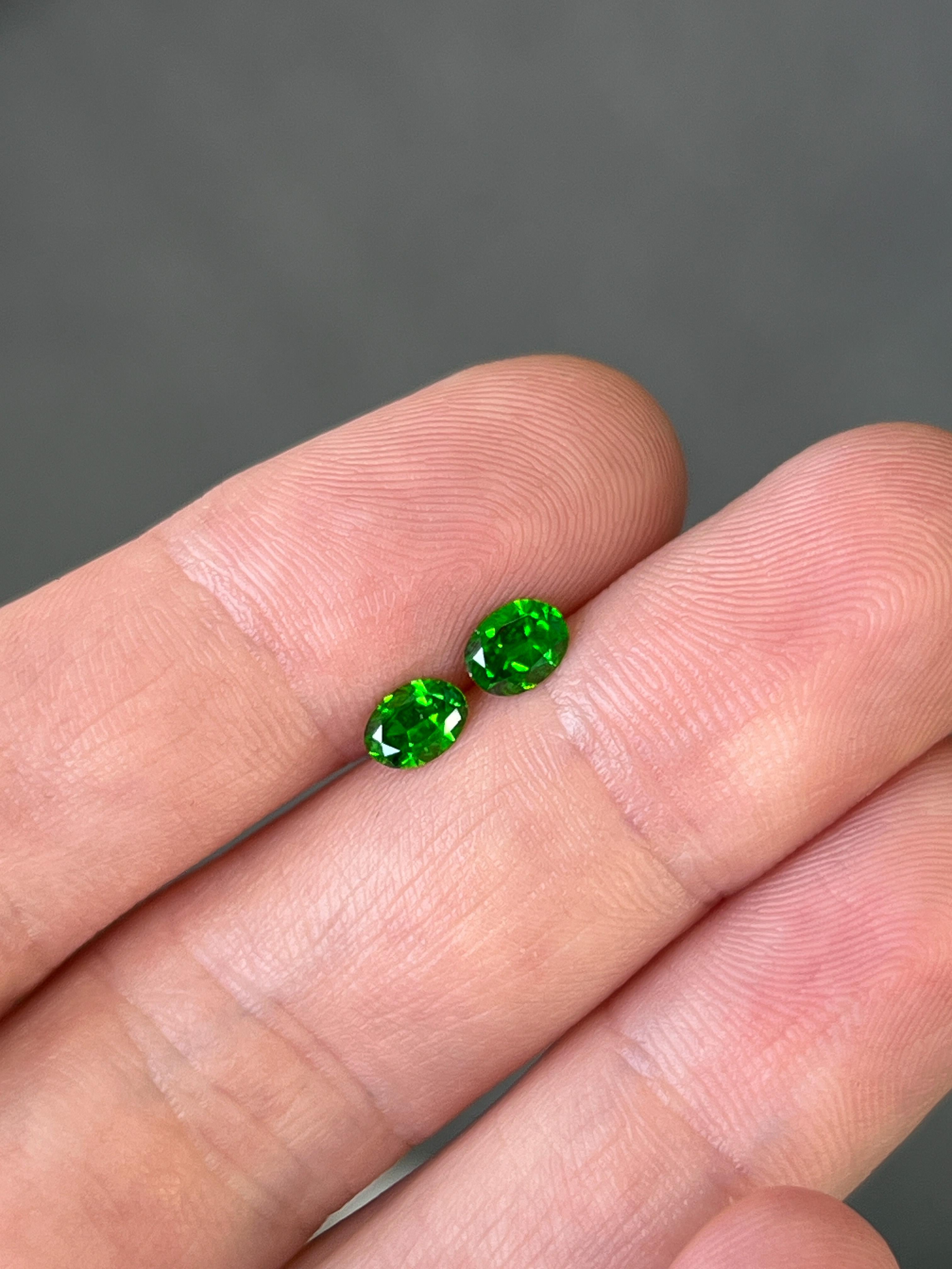 Ein Paar russische Demantoid-Granats mit Schwalbenschwanzeinschluss 0,59 Karat Gewicht (Moderne) im Angebot