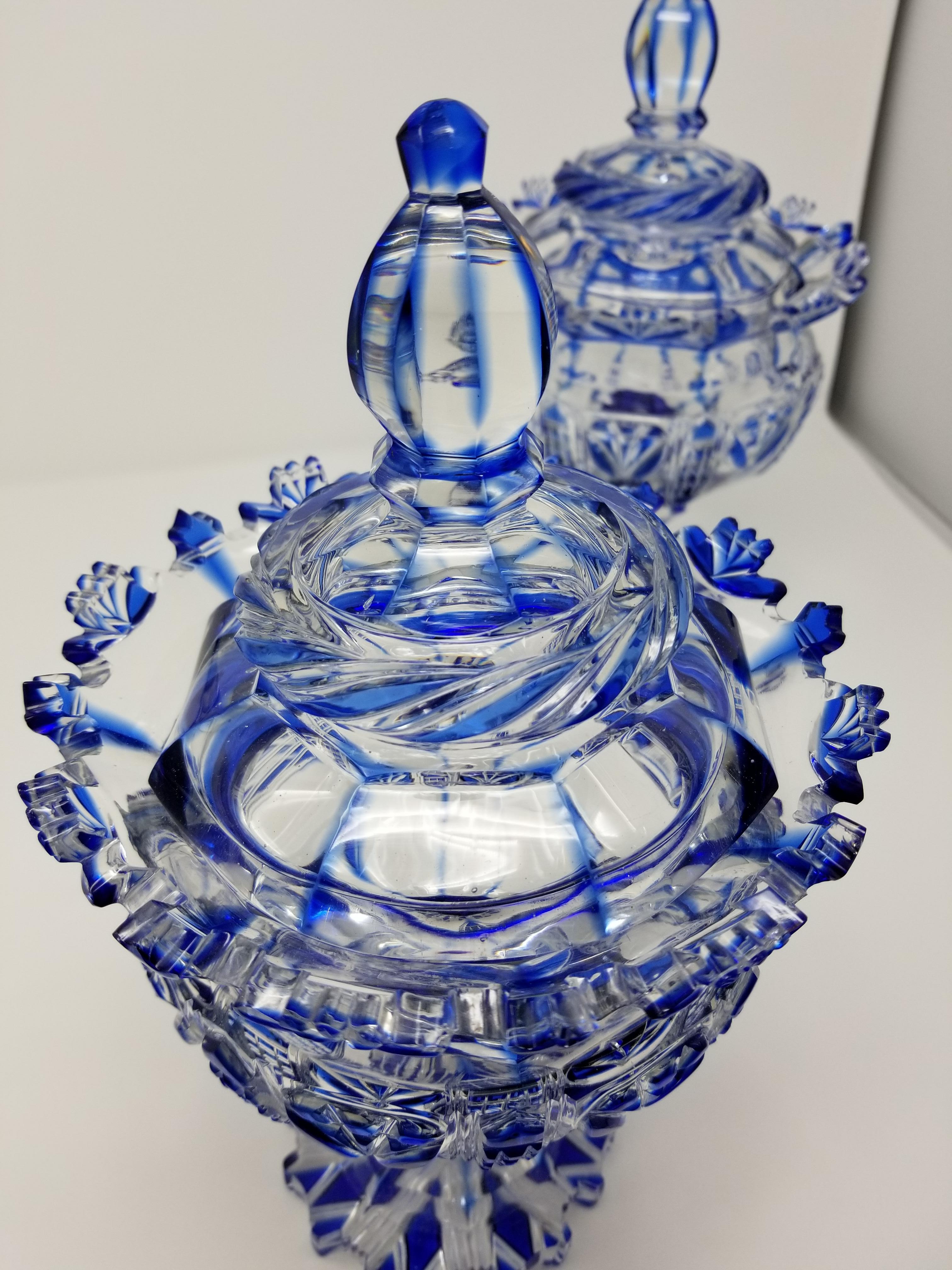 Louis XVI Paire d'urnes russes recouvertes de cristal taillé à la main et diamants, fabricant de verre impérial en vente
