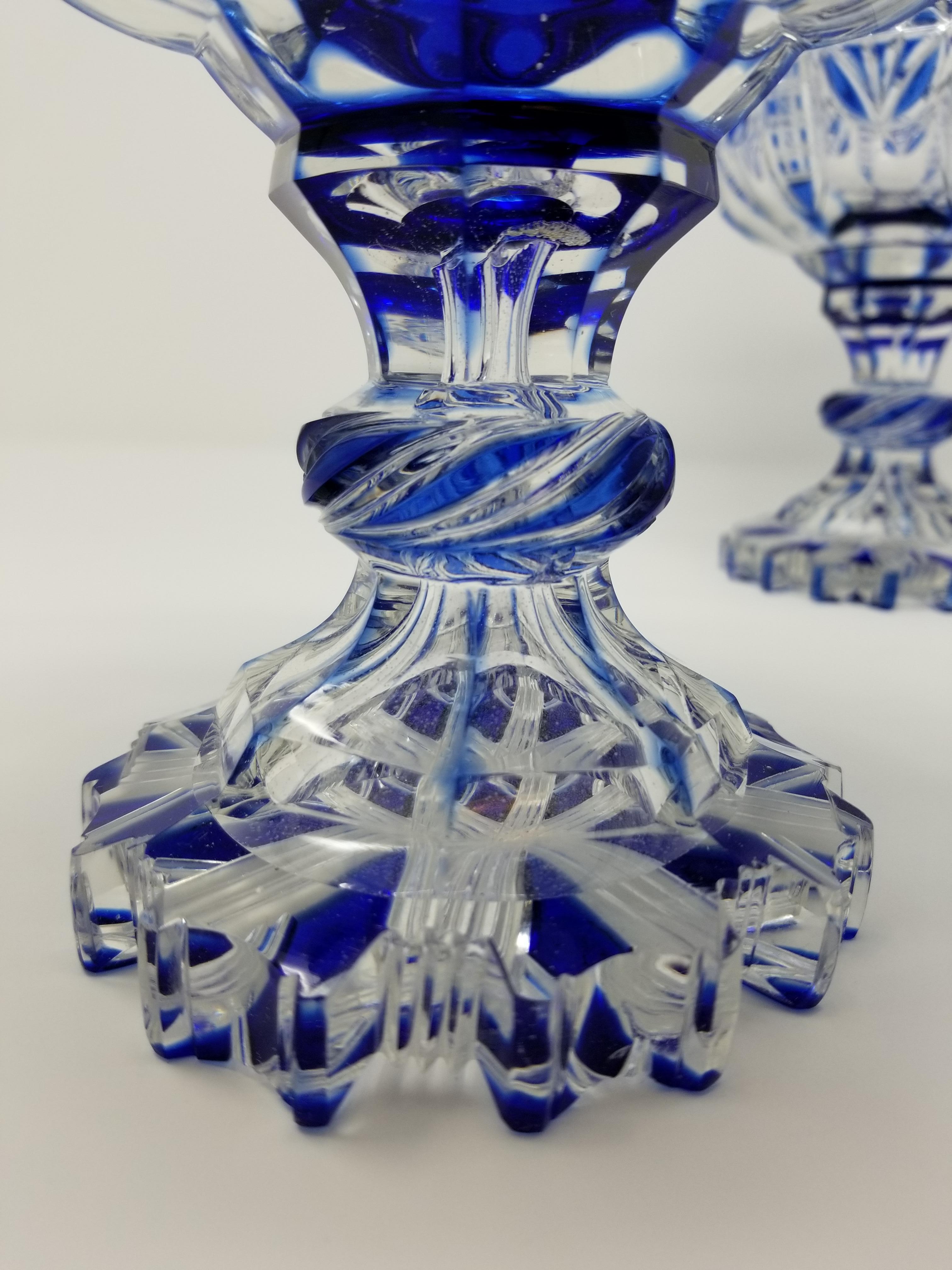 Sculpté à la main Paire d'urnes russes recouvertes de cristal taillé à la main et diamants, fabricant de verre impérial en vente