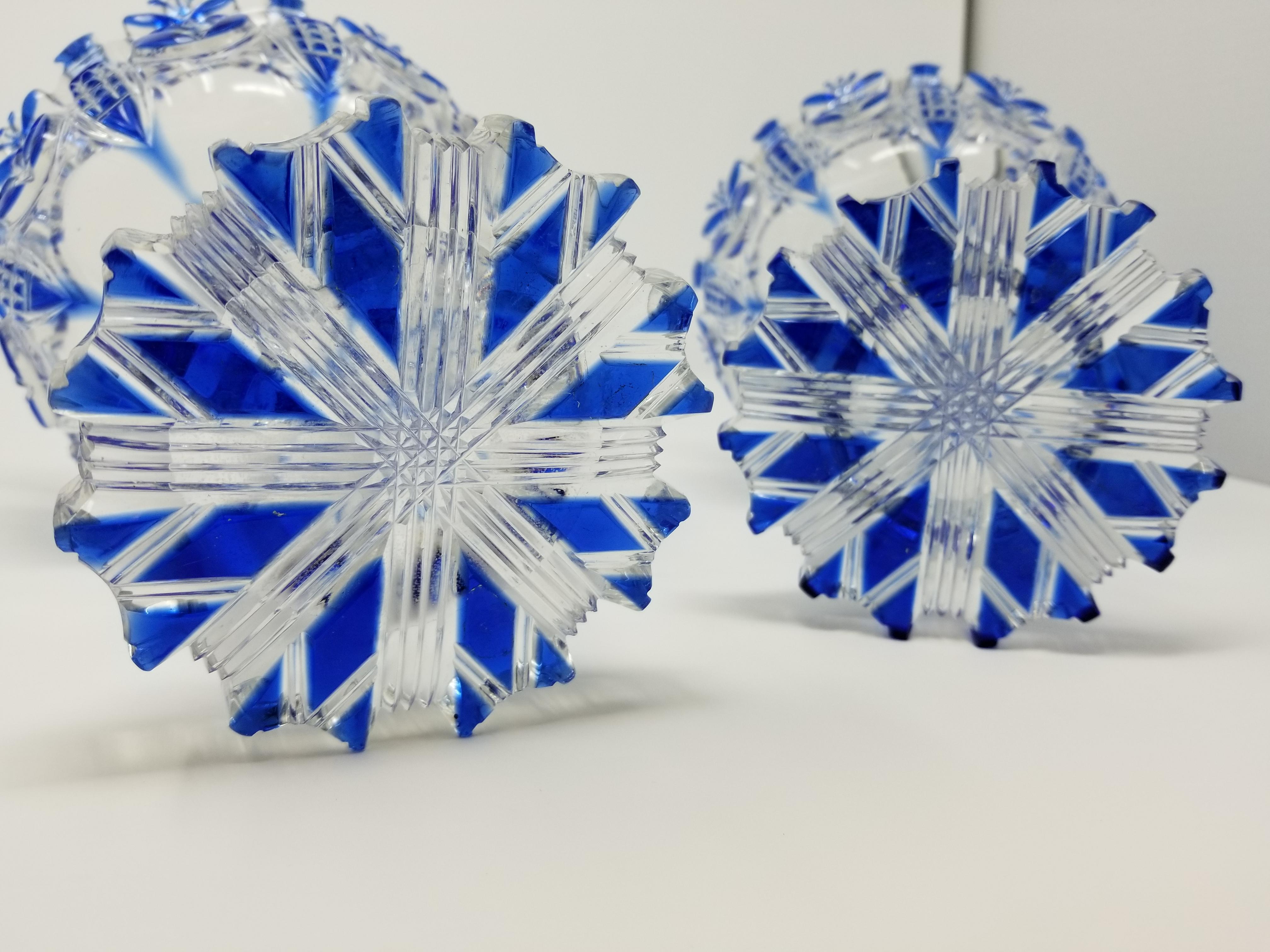 Paar russische Urnen aus handgeschliffenem, diamantgeschliffenem Kristall mit Deckel, kaiserlicher Glashersteller im Zustand „Gut“ im Angebot in New York, NY