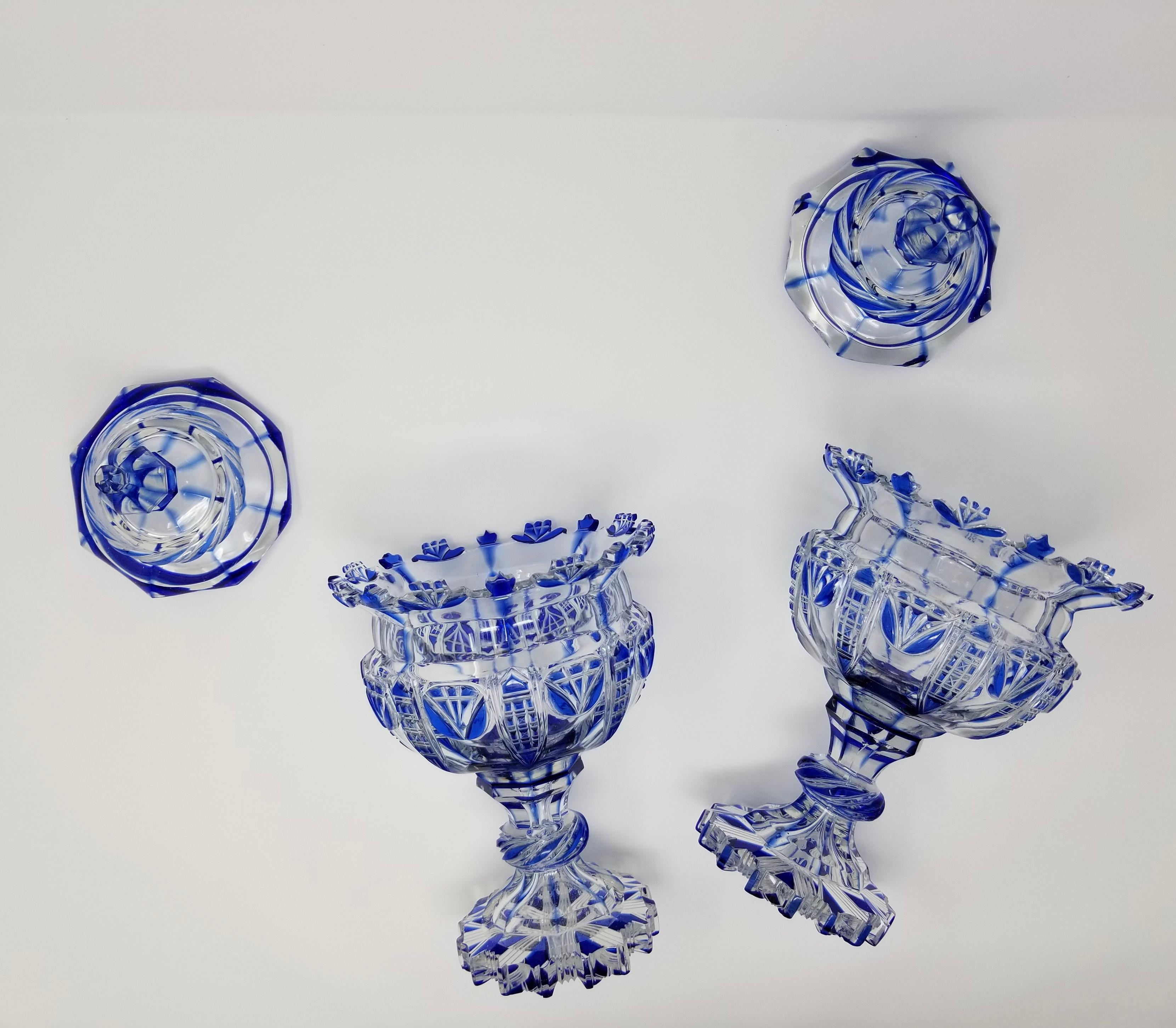 Milieu du XIXe siècle Paire d'urnes russes recouvertes de cristal taillé à la main et diamants, fabricant de verre impérial en vente
