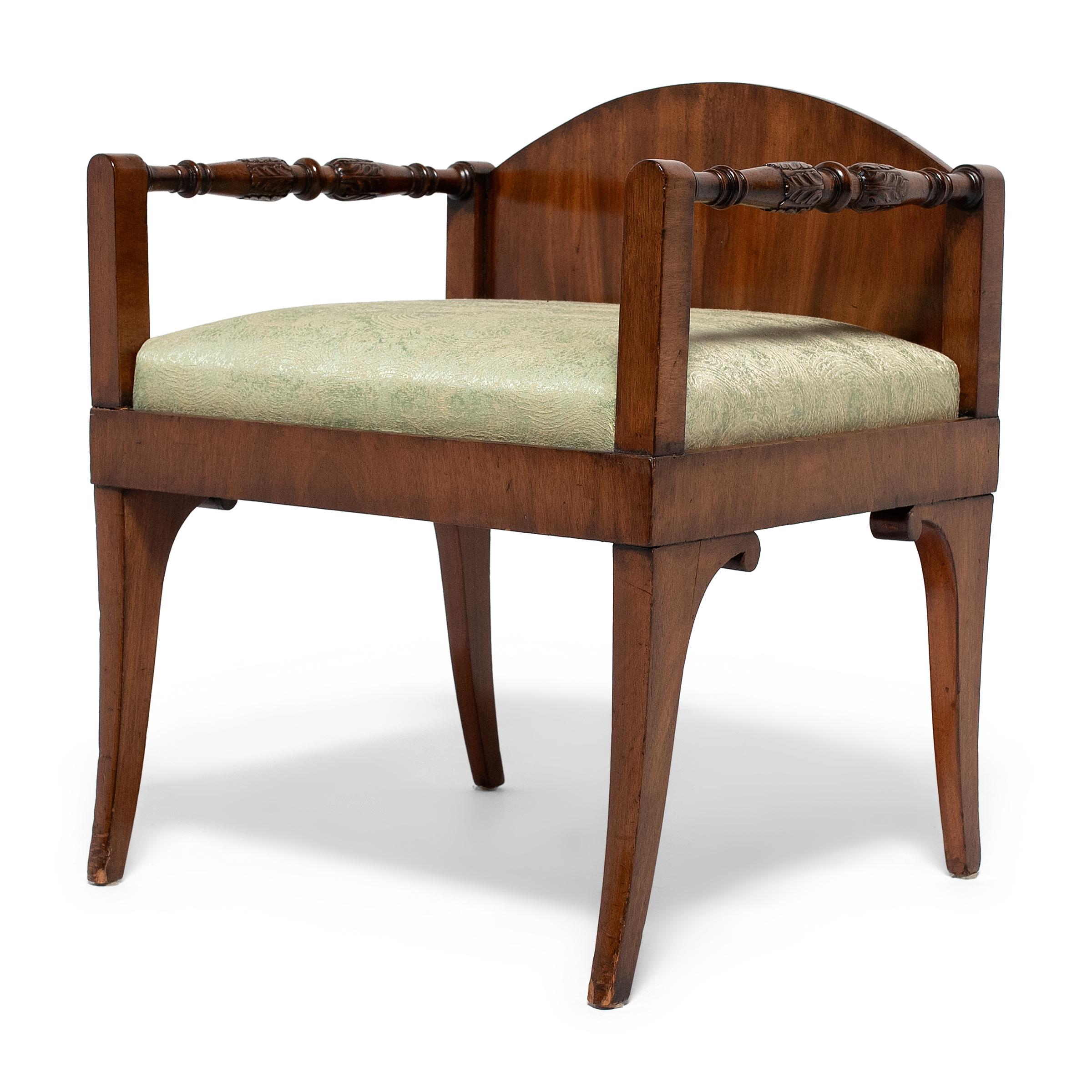 Dieses Paar leichter russischer Sessel aus dem frühen 19. Jahrhundert steht auf elegant verjüngten Säbelbeinen, hat eine niedrige, gewölbte Rückenlehne und gedrechselte Armlehnen, die mit Akanthusblattschnitzereien verziert sind. Die Stühle sind aus