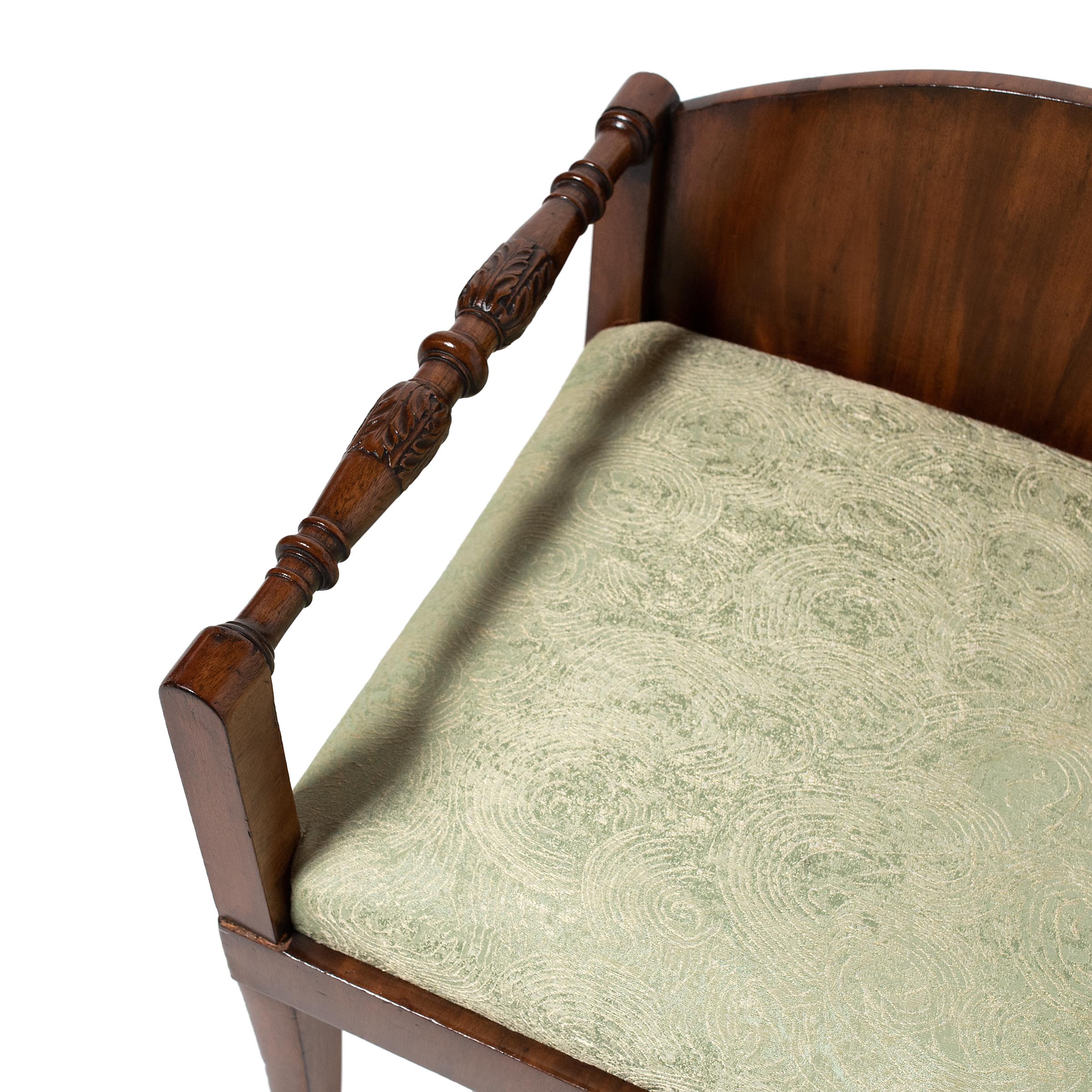 Paar neoklassizistische Sessel mit niedriger Rückenlehne, um 1825 (Stoff) im Angebot
