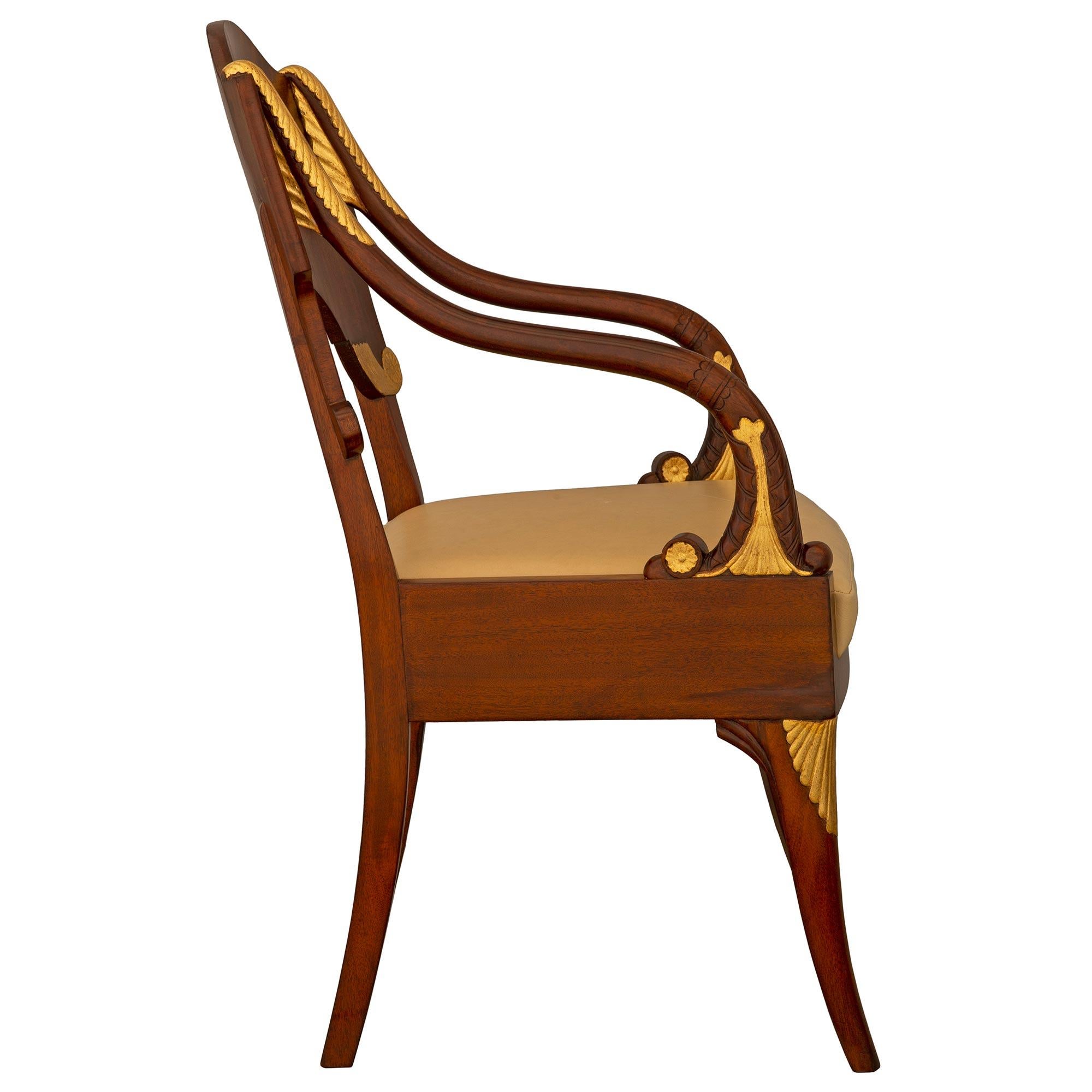 Neoclassico Coppia di poltrone neoclassiche russe della metà del XIX secolo in mogano e legno d'orato in vendita