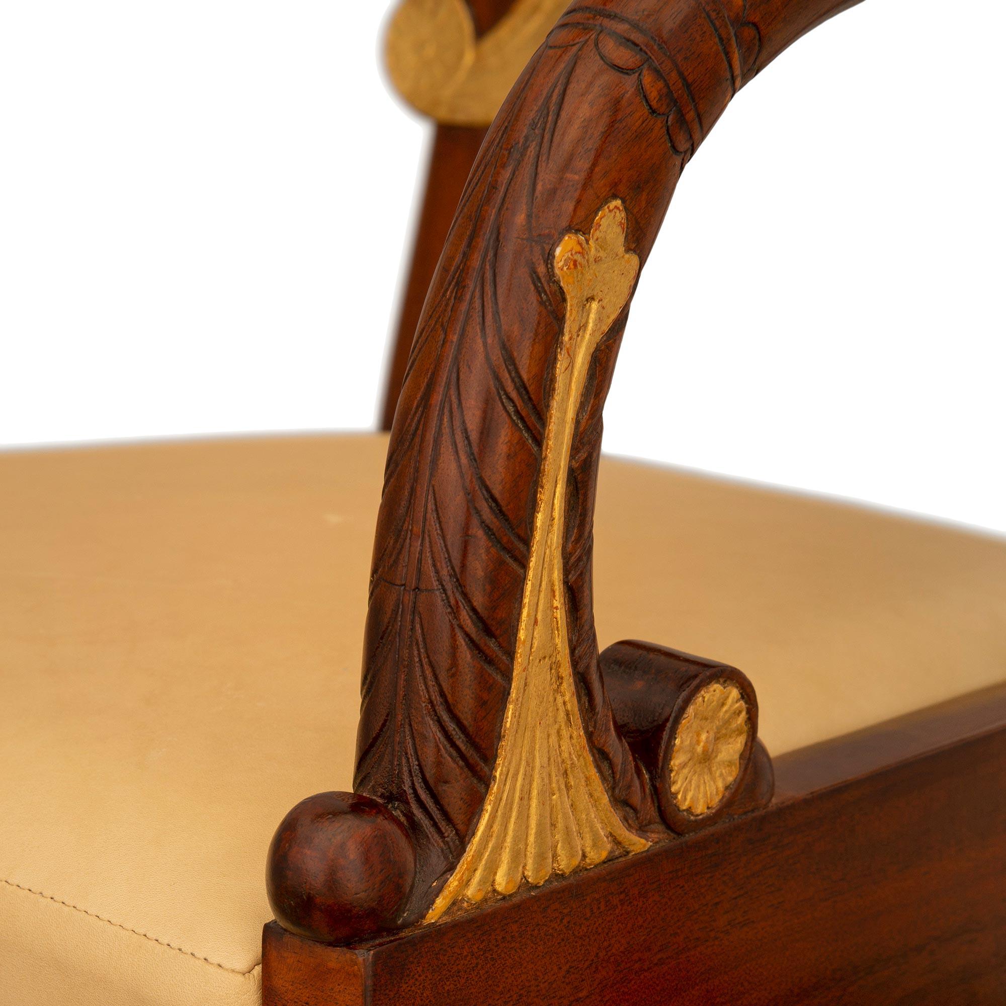 Coppia di poltrone neoclassiche russe della metà del XIX secolo in mogano e legno d'orato in vendita 1