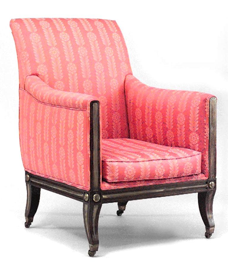 Paar russische neoklassische (1. Quartal 19. Jahrhundert) messingmontierte Mahagoni-Liegestühle, gepolstert mit roter Damastseide und auf Messingrollen (PREIS PRO PÄRCHEN)

