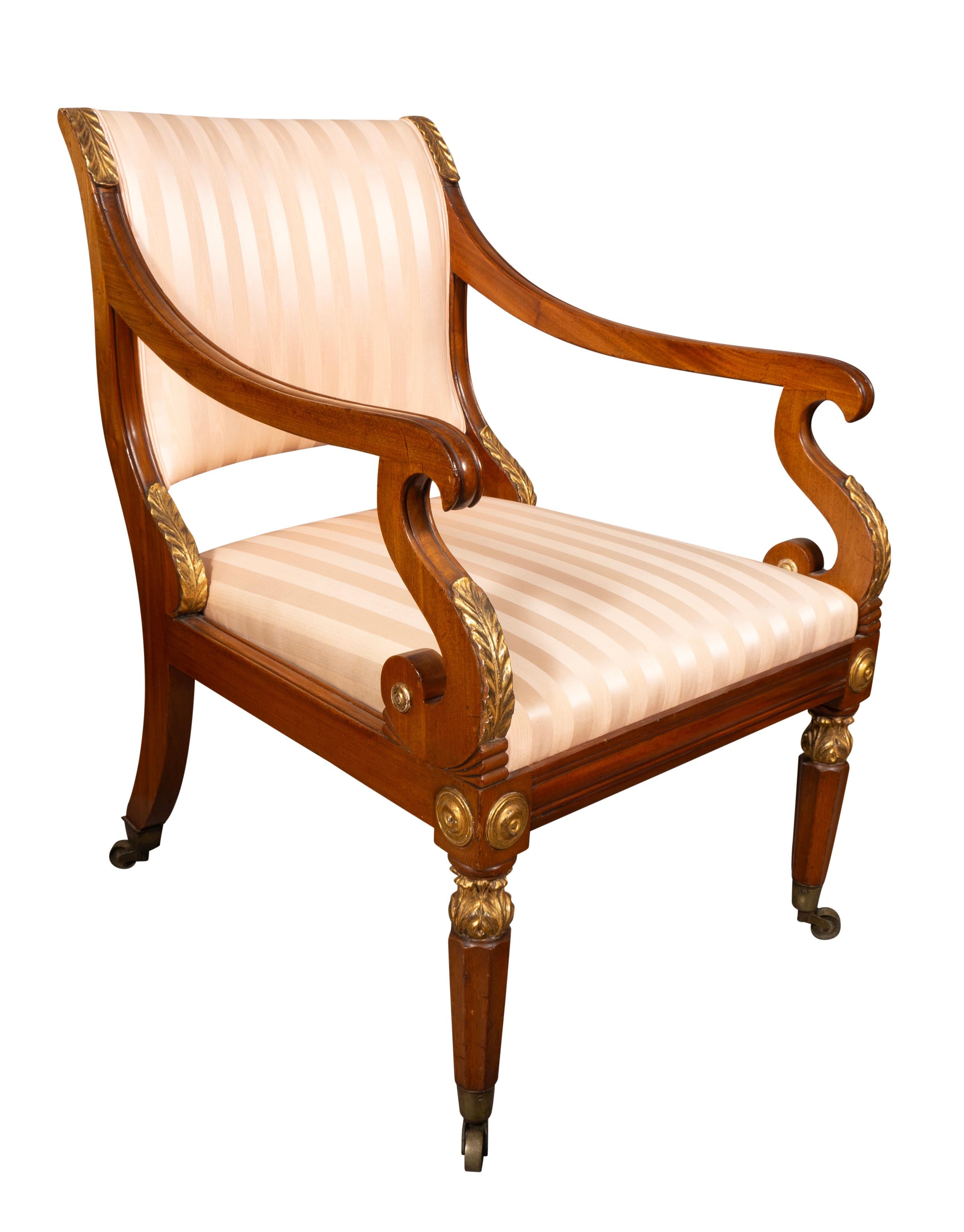 Neoclassico Coppia di poltrone russe neoclassiche in mogano in vendita