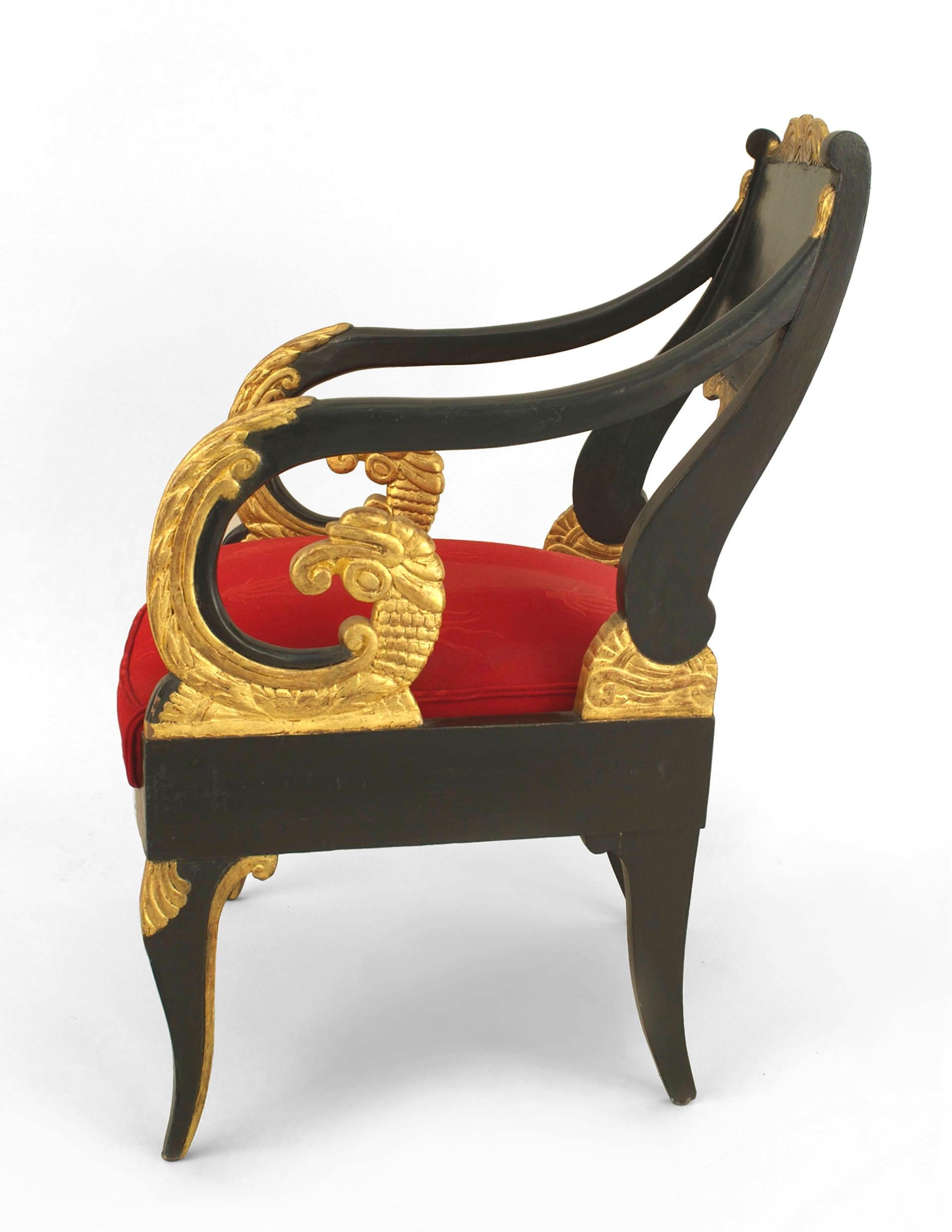 Paar russische neoklassische bemalte und vergoldete Sessel im Stil der Jahrhundertmitte (Neoklassisch) im Angebot