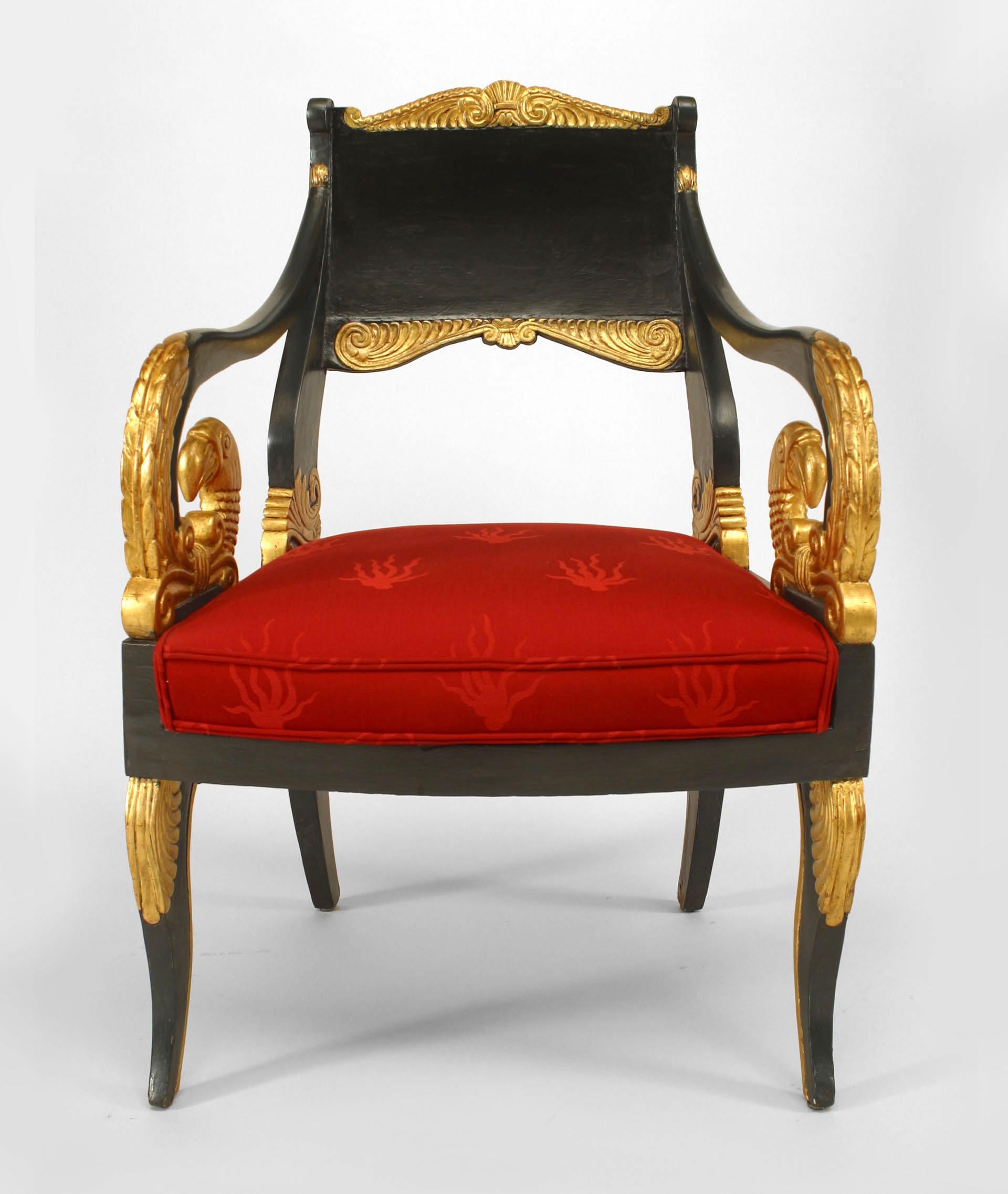 Paire de fauteuils de style néoclassique russe (début du XIXe siècle) en bois peint vert foncé et doré, avec des bras à volutes à tête d'oiseau et des sièges tapissés de soie damassée rouge. (PRIX DU PAIR) (similaire à : 018681)

