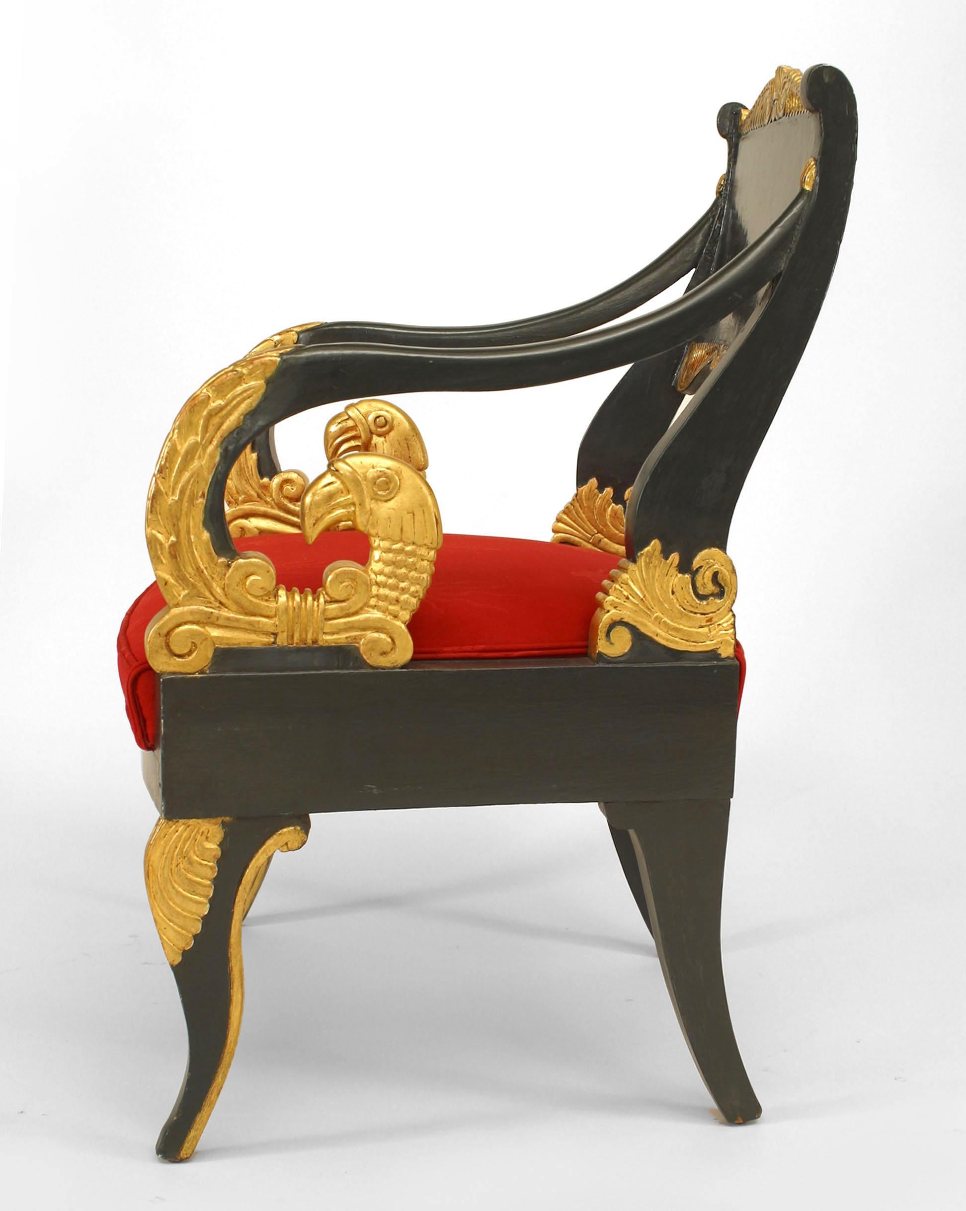 Russe Paire de fauteuils russes néoclassiques peints et partiellement dorés à la feuille en vente
