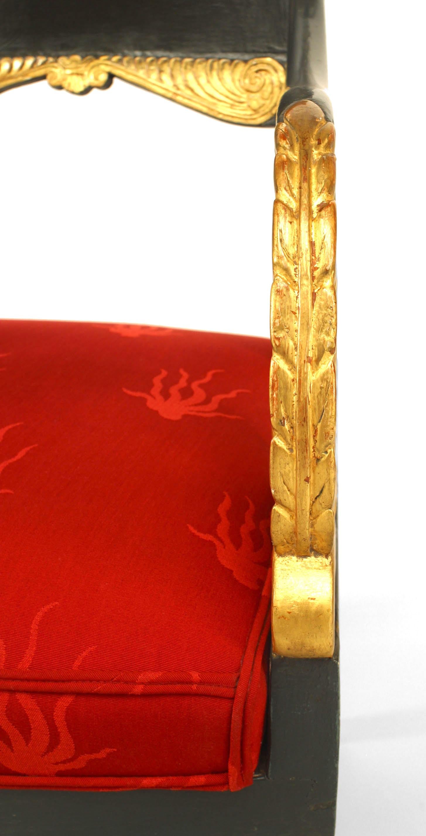 Paar russische neoklassische bemalte und vergoldete Sessel im Stil der Jahrhundertmitte (Holz) im Angebot
