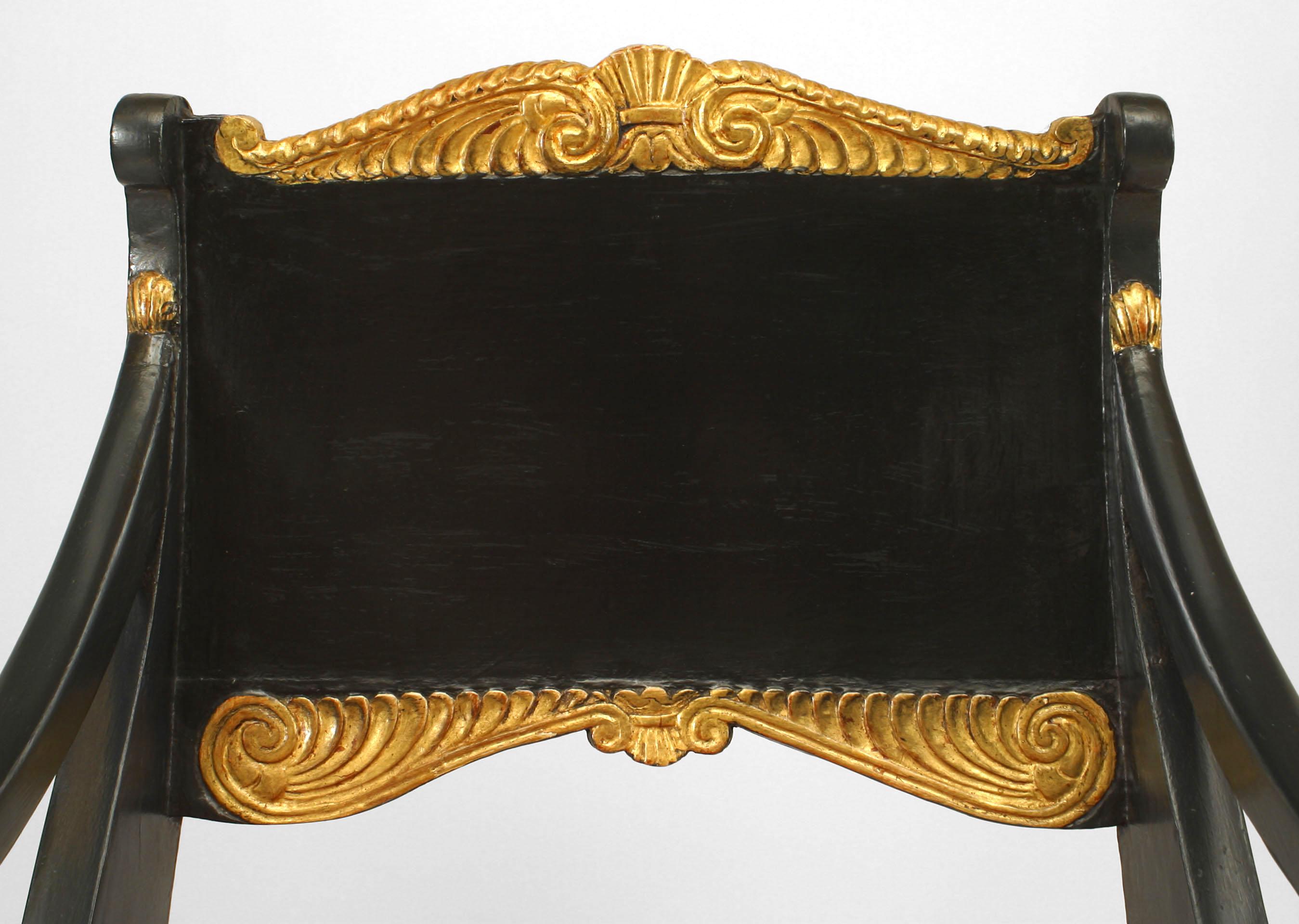 Paire de fauteuils russes néoclassiques peints et partiellement dorés à la feuille en vente 1