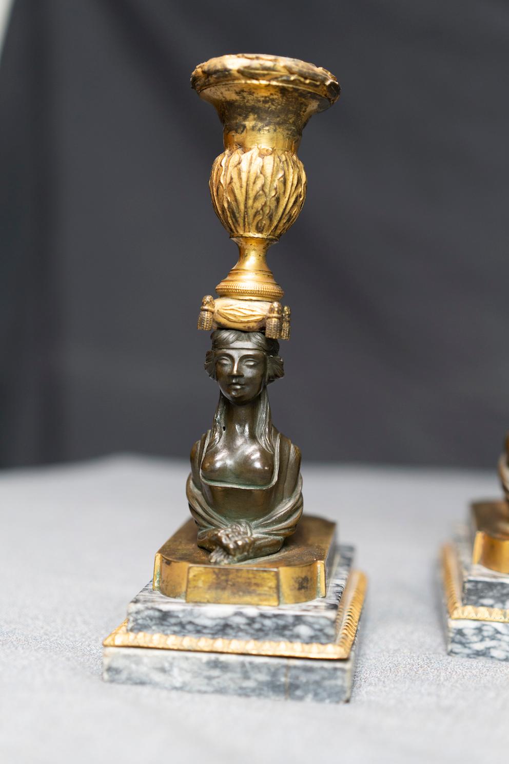 Paar russische neoklassizistische Kerzenständer aus vergoldeter und patinierter Bronze mit Sphinx im Angebot 6
