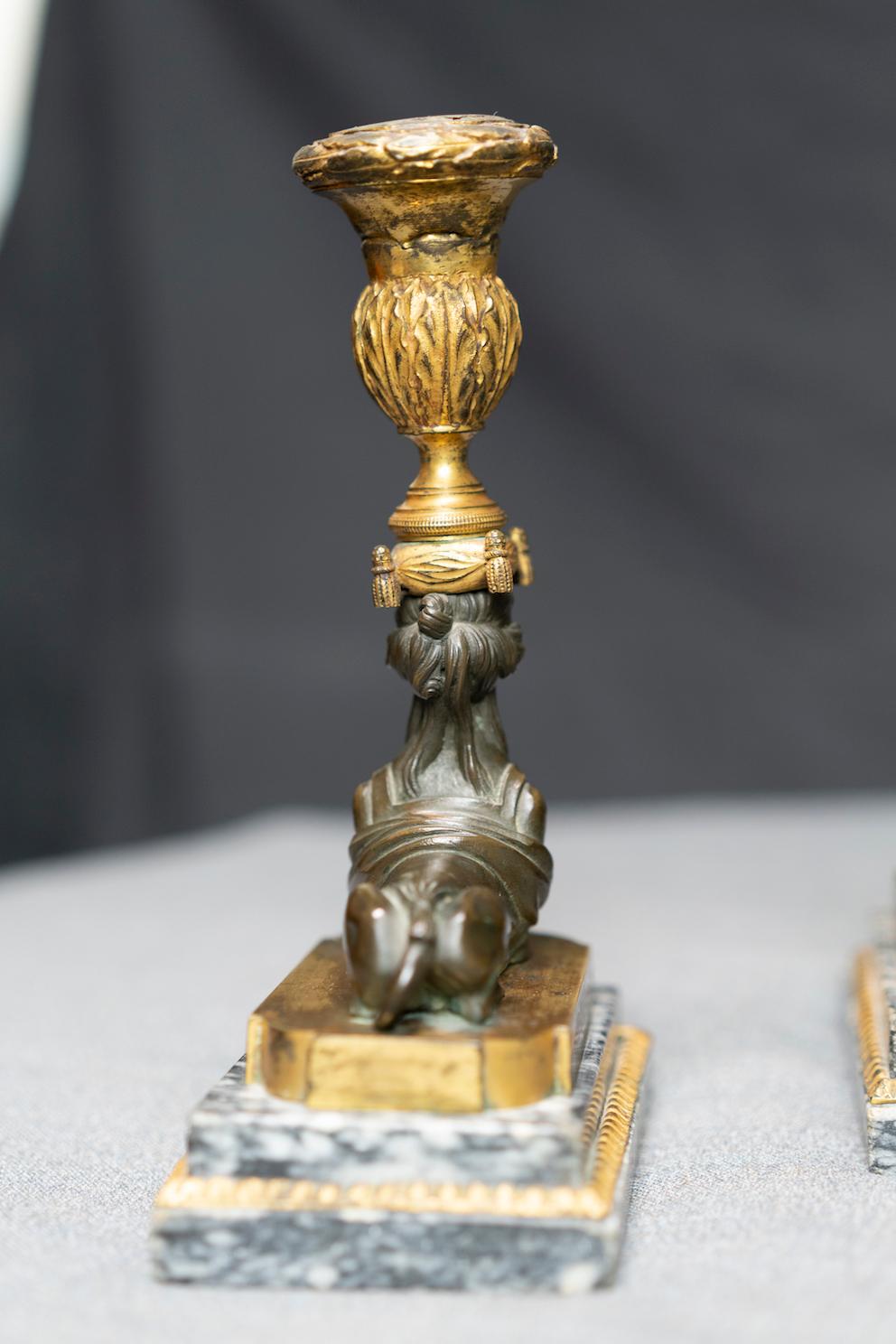 Paar russische neoklassizistische Kerzenständer aus vergoldeter und patinierter Bronze mit Sphinx im Angebot 7